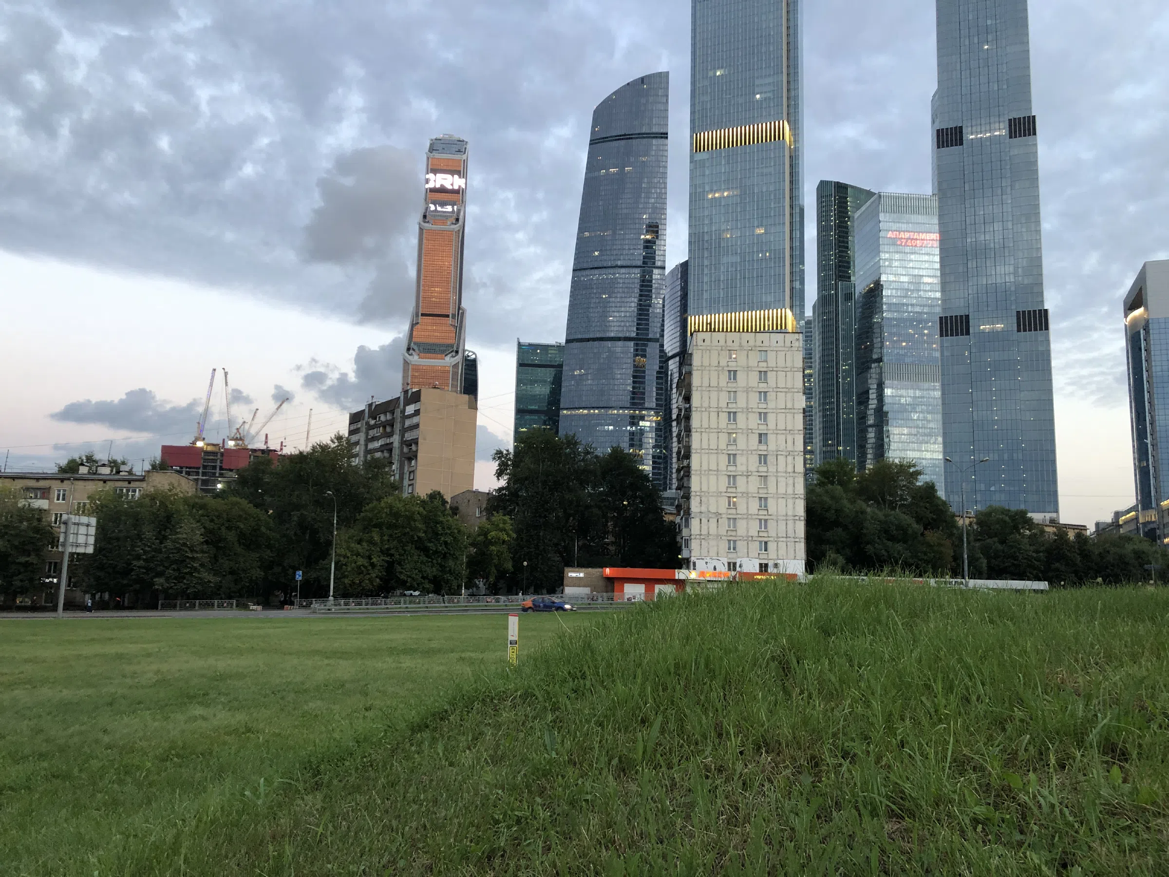 Офисы на фоне старых домов, фото 8
