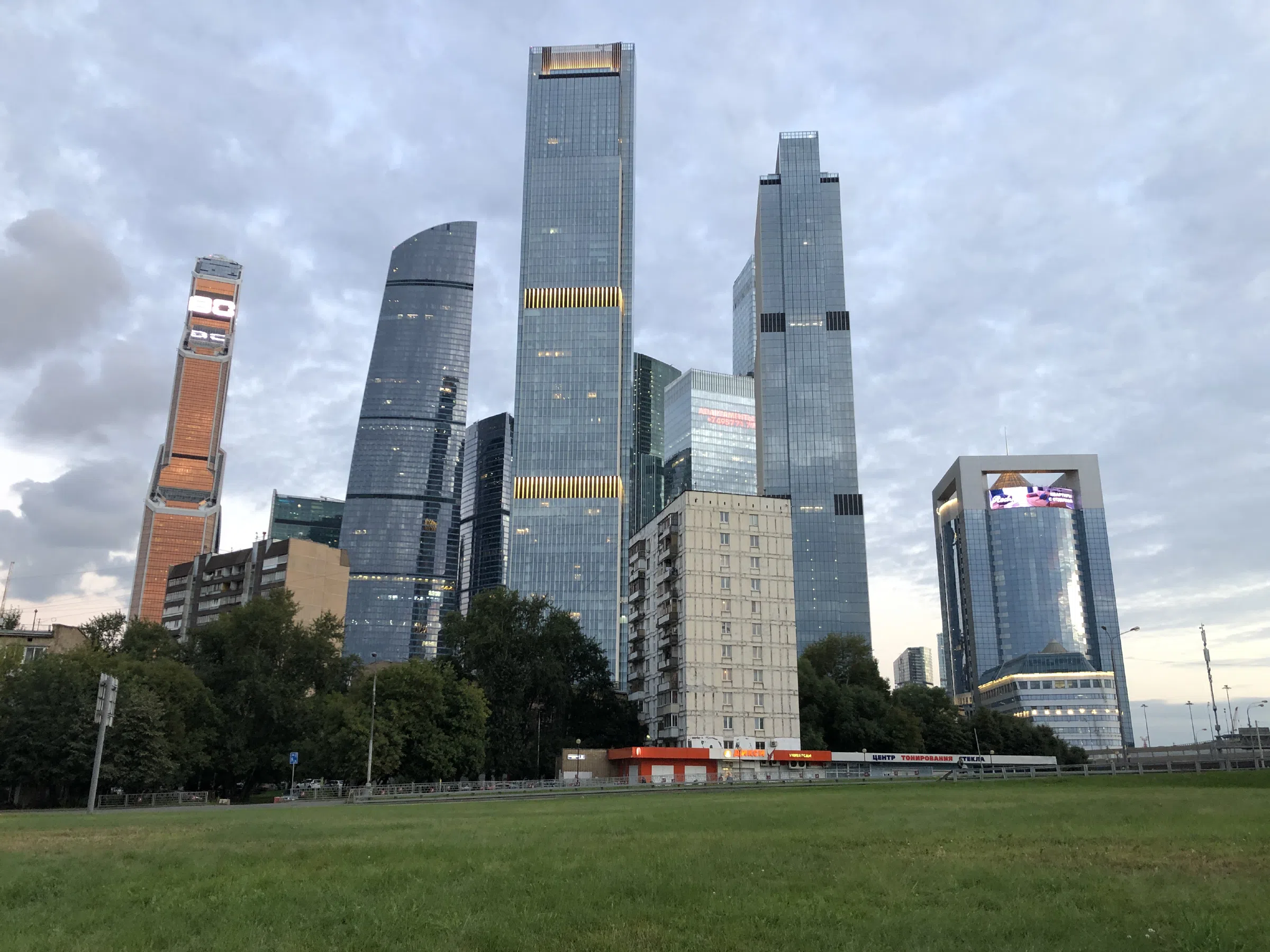 Офисы на фоне старых домов, фото 6