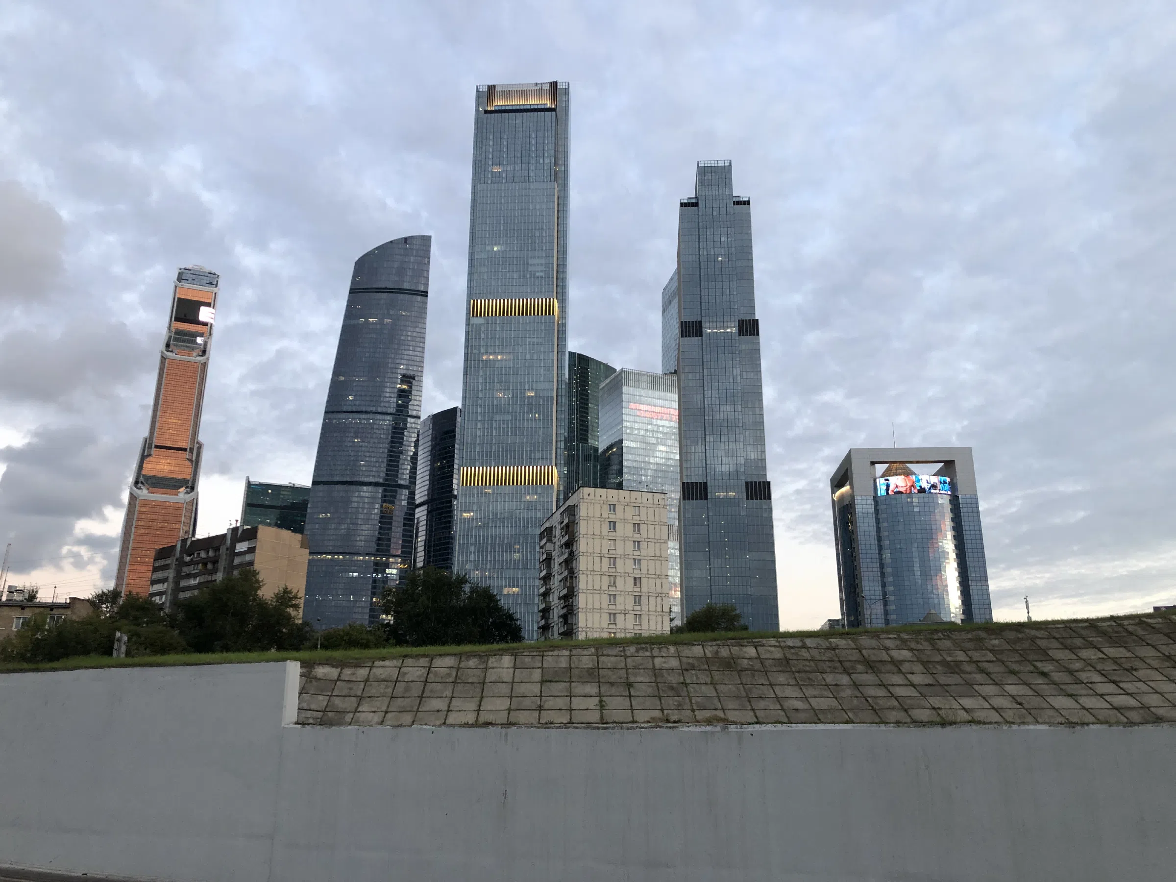 Офисы на фоне старых домов, фото 2