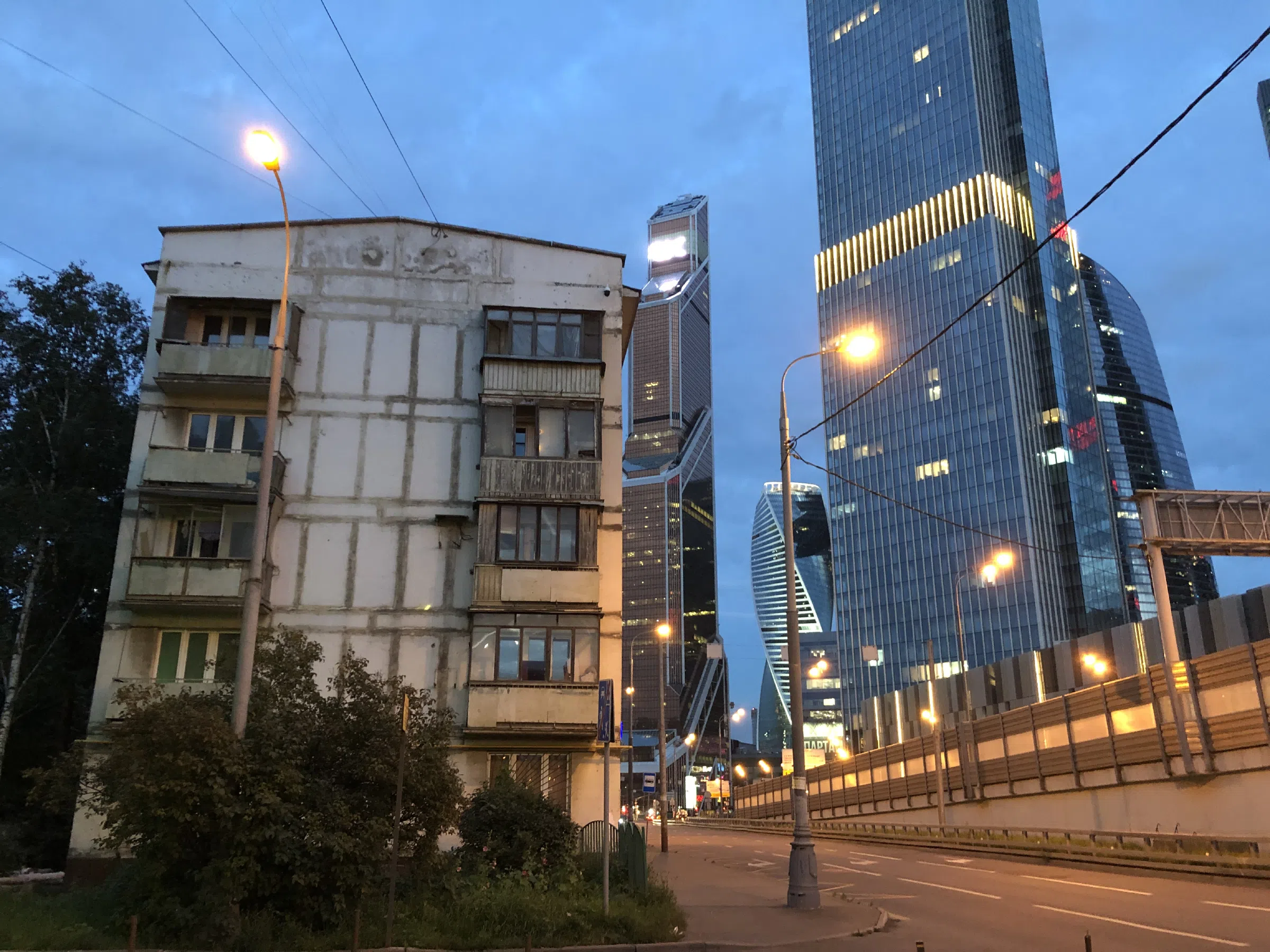 Офисы на фоне старых домов, фото 14