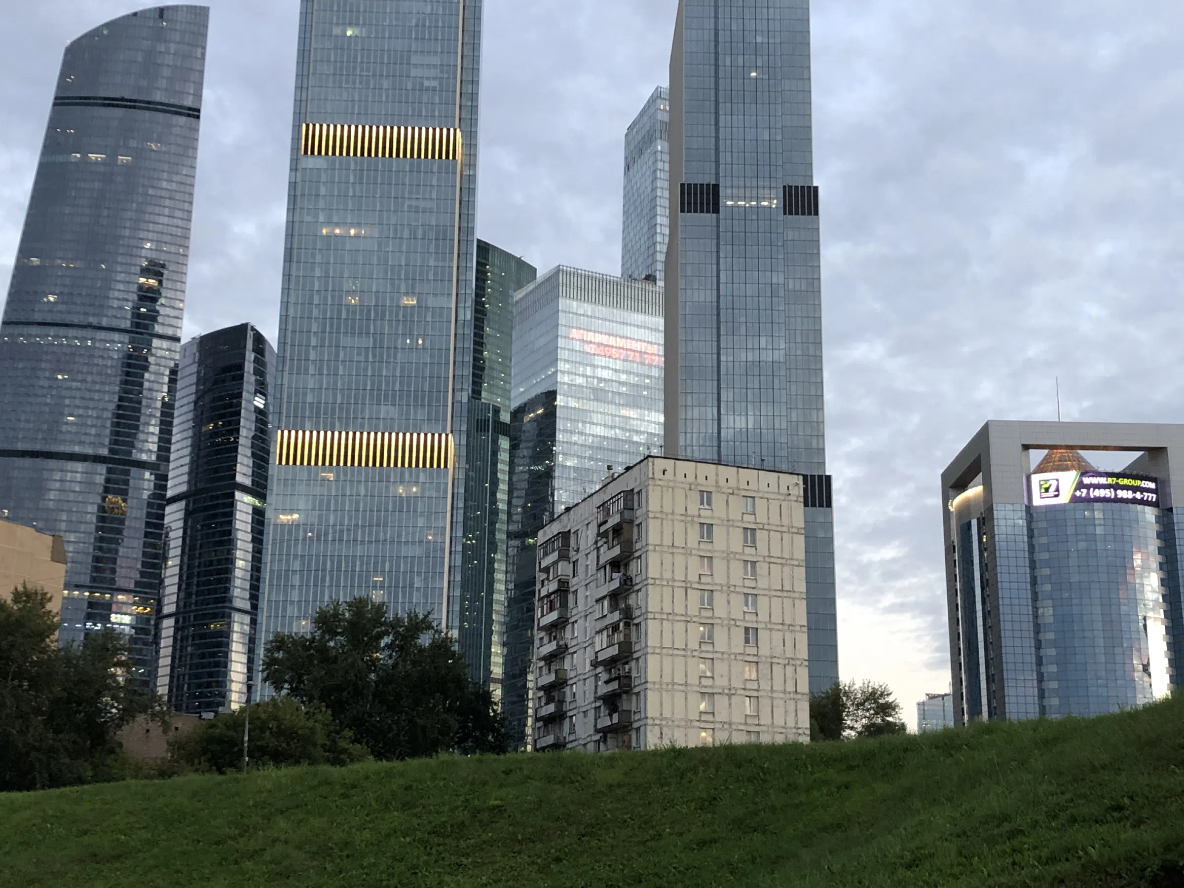 Офисы на фоне старых домов, фото 3