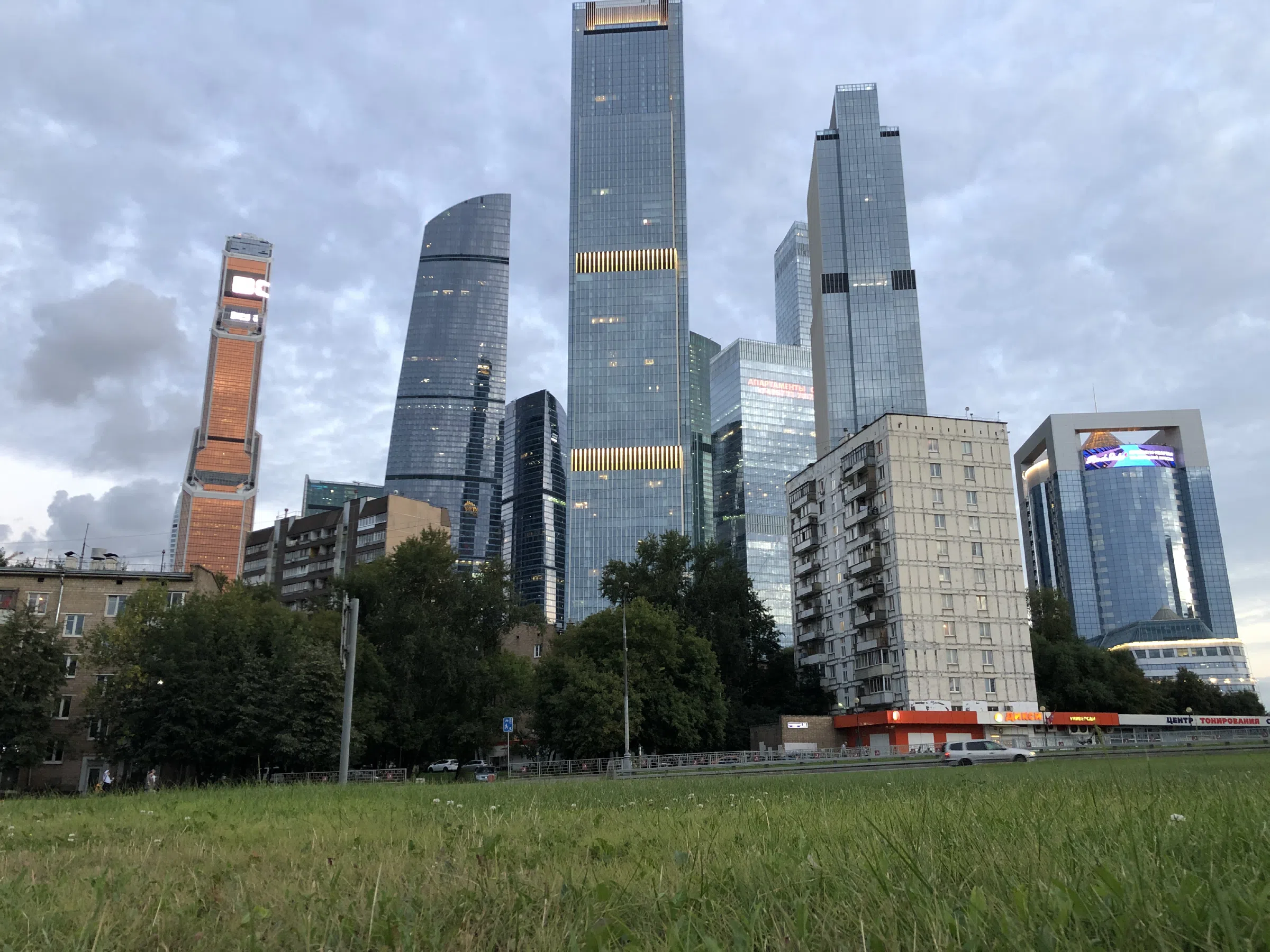 Офисы на фоне старых домов, фото 9
