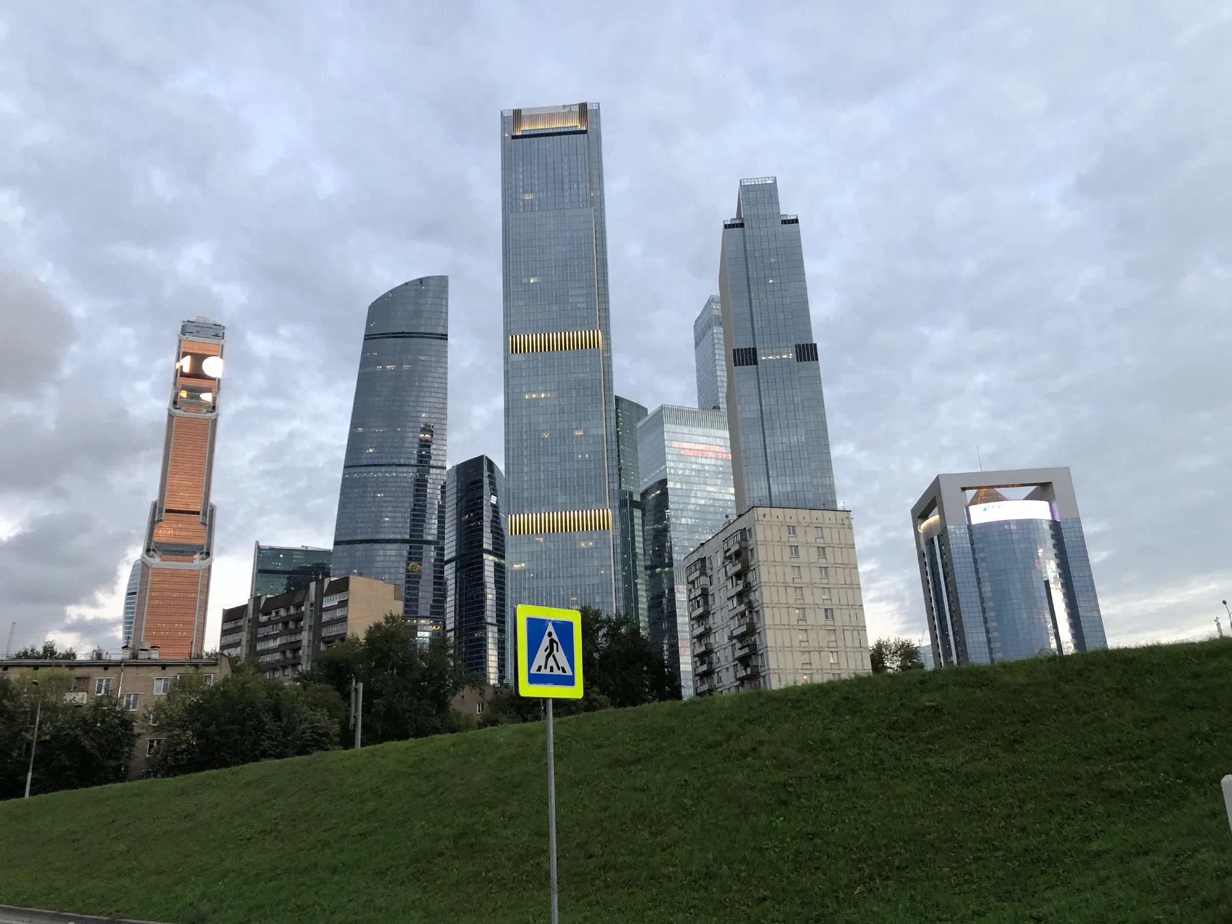 Офисы на фоне старых домов, фото 4