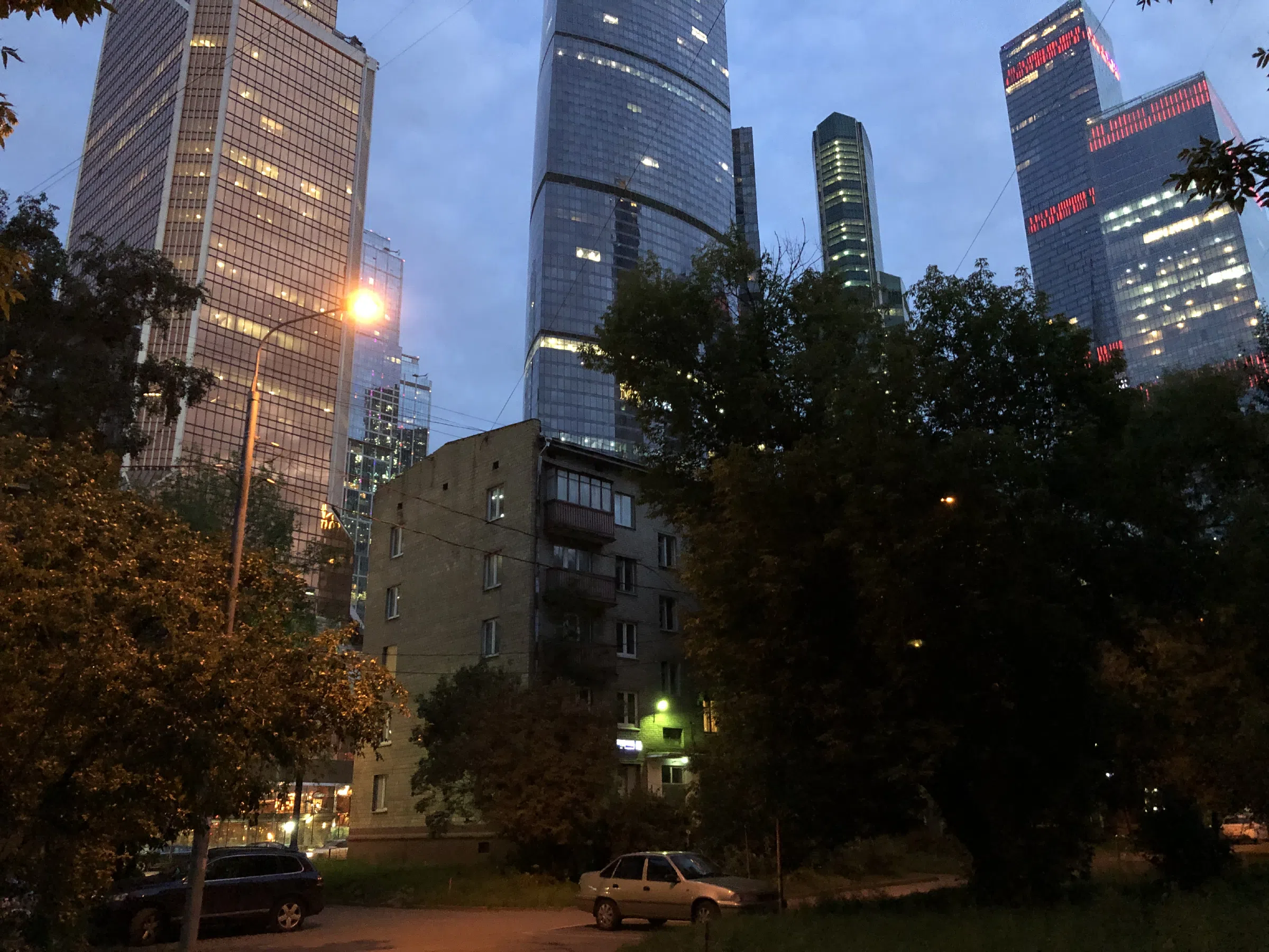 Офисы на фоне старых домов, фото 15