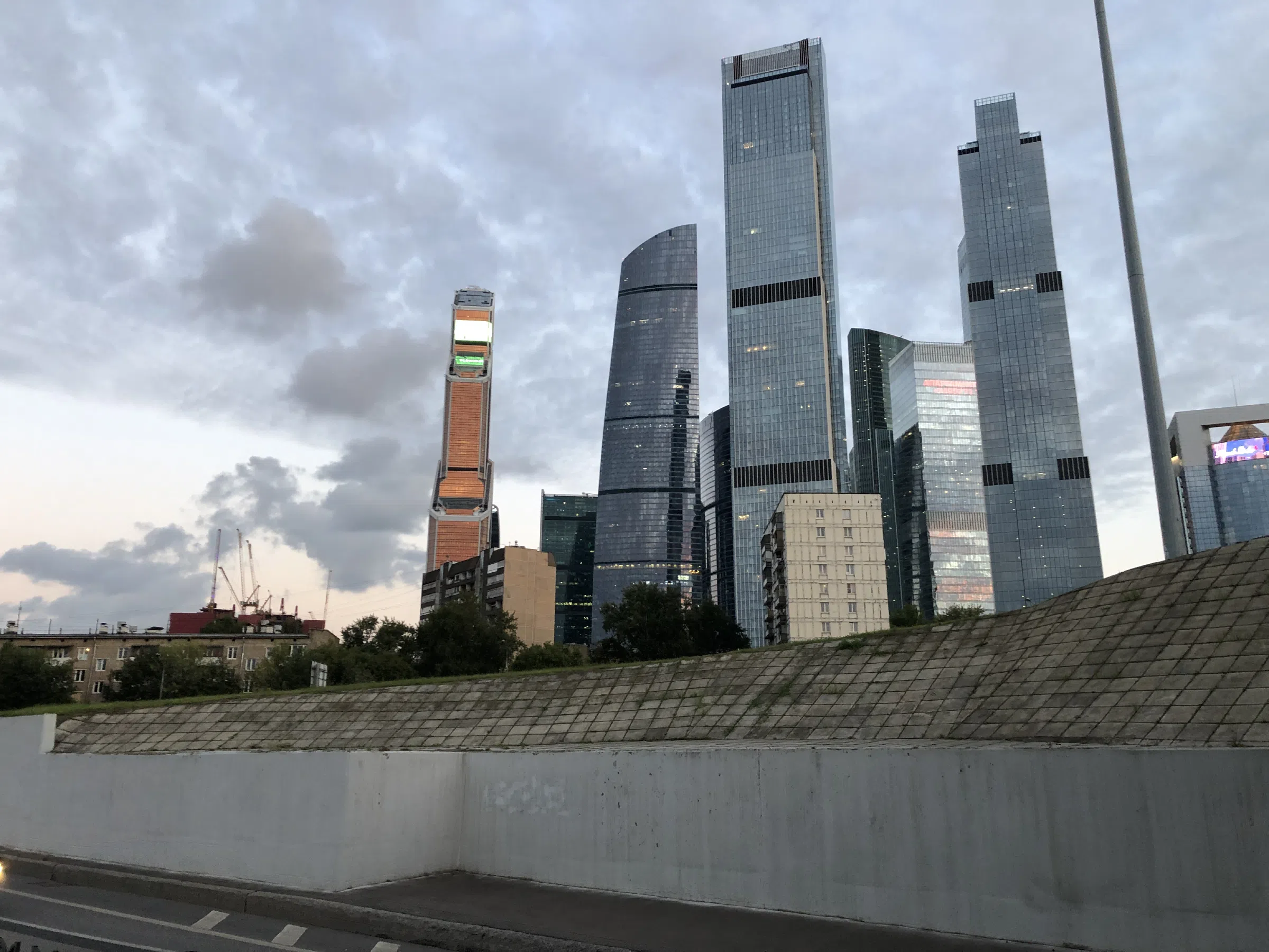 Офисы на фоне старых домов, фото 1
