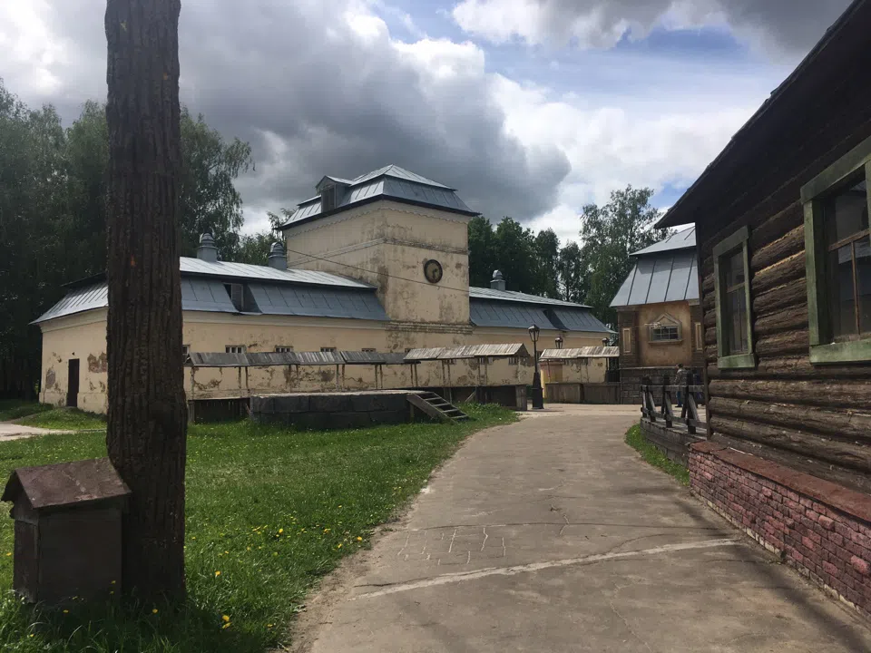 Кинодеревня с декорациями, фото 14
