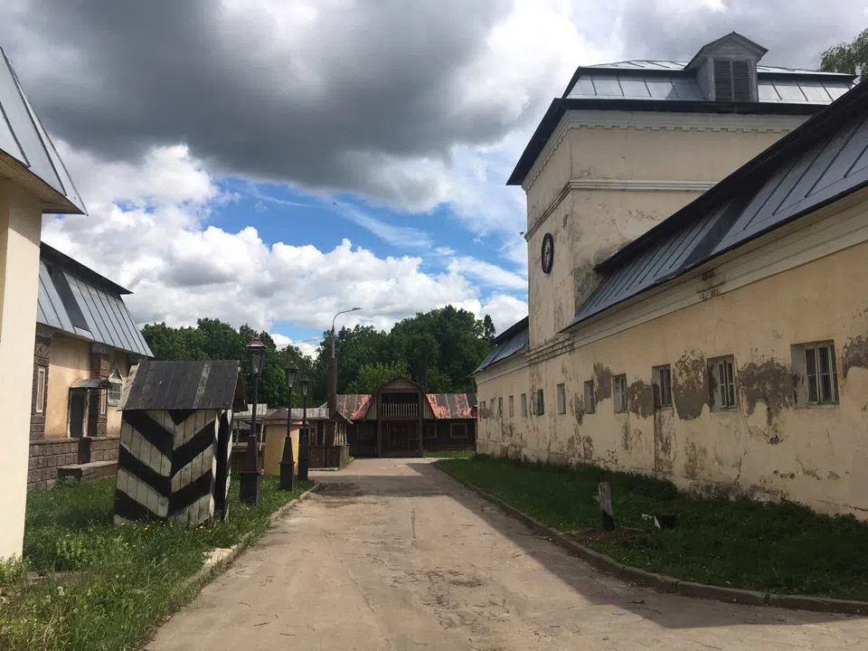 Кинодеревня с декорациями, фото 1