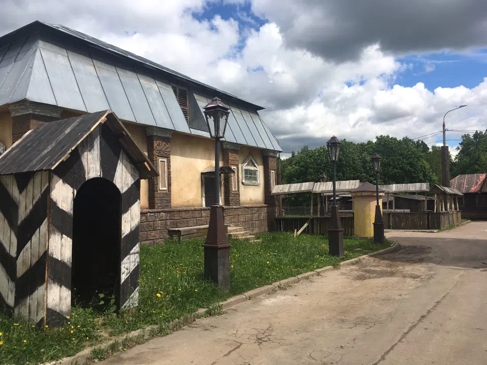 Кинодеревня с декорациями, фото 2
