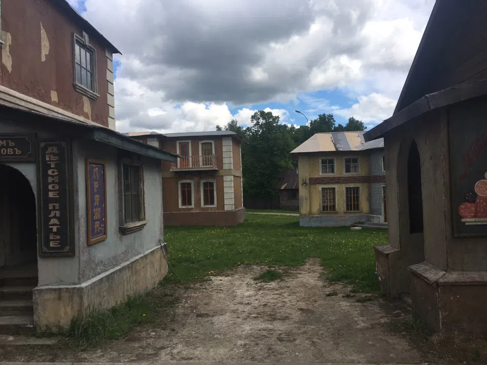 Кинодеревня с декорациями, фото 23