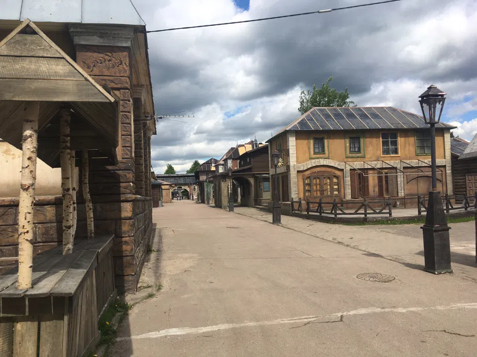 Кинодеревня с декорациями, фото 6