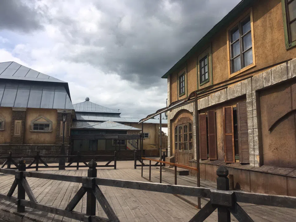 Кинодеревня с декорациями, фото 15