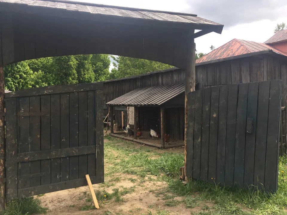 Кинодеревня с декорациями, фото 16