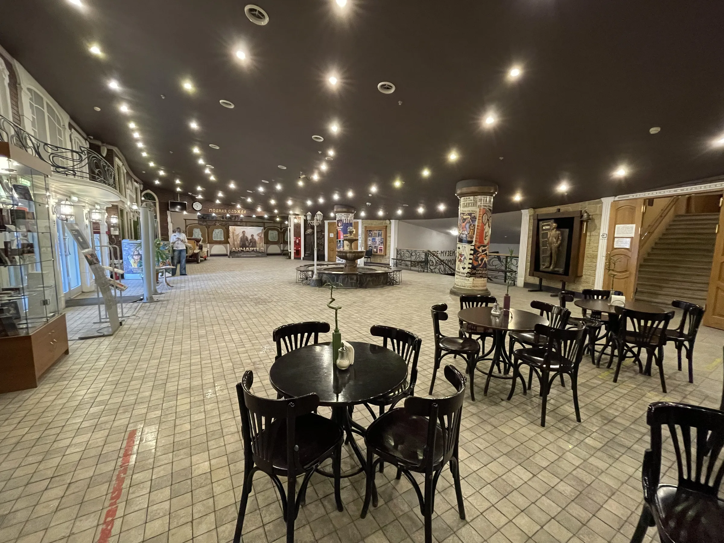 Театр с фонтаном и кафе, фото 1