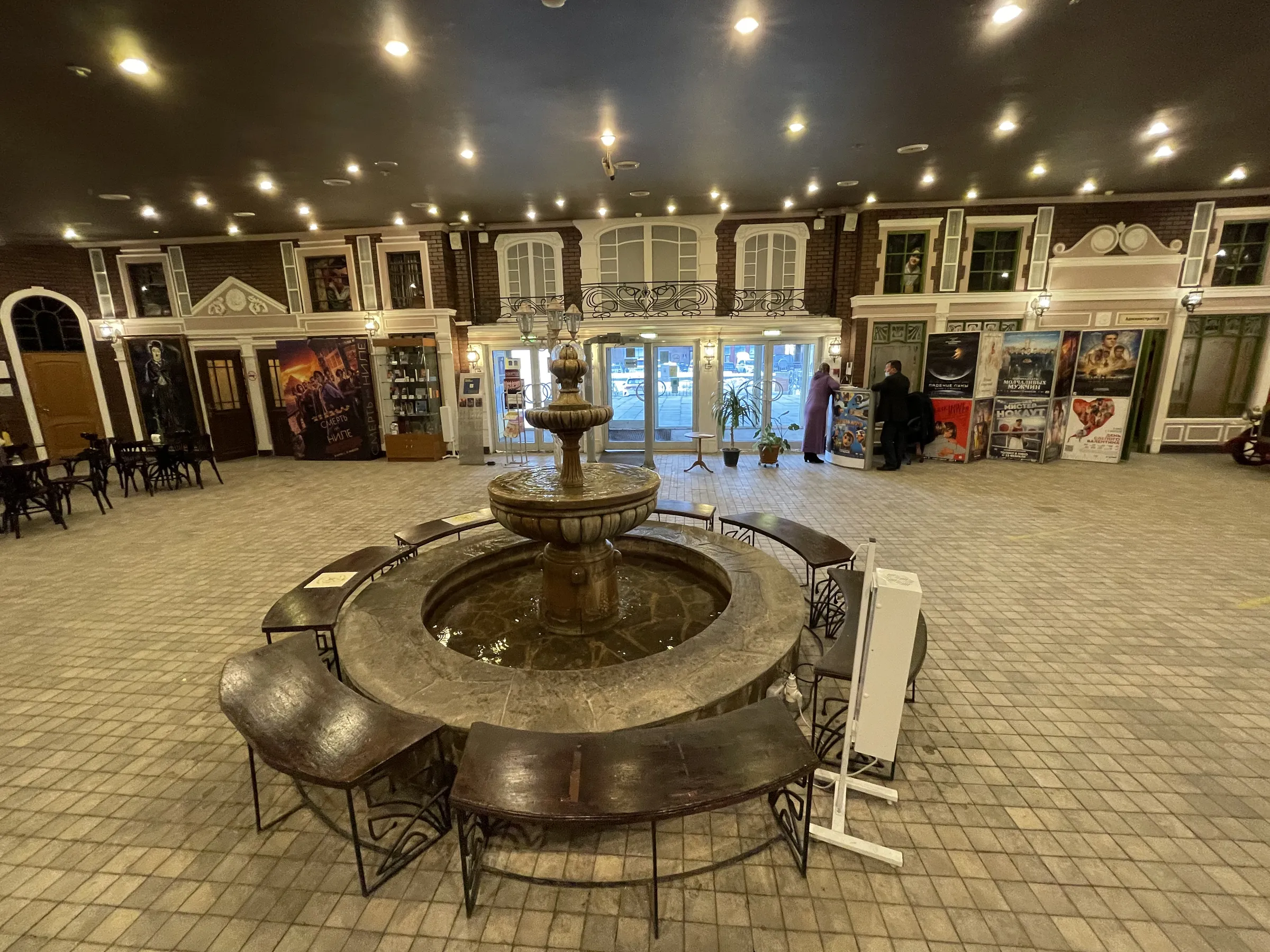 Театр с фонтаном и кафе, фото 15