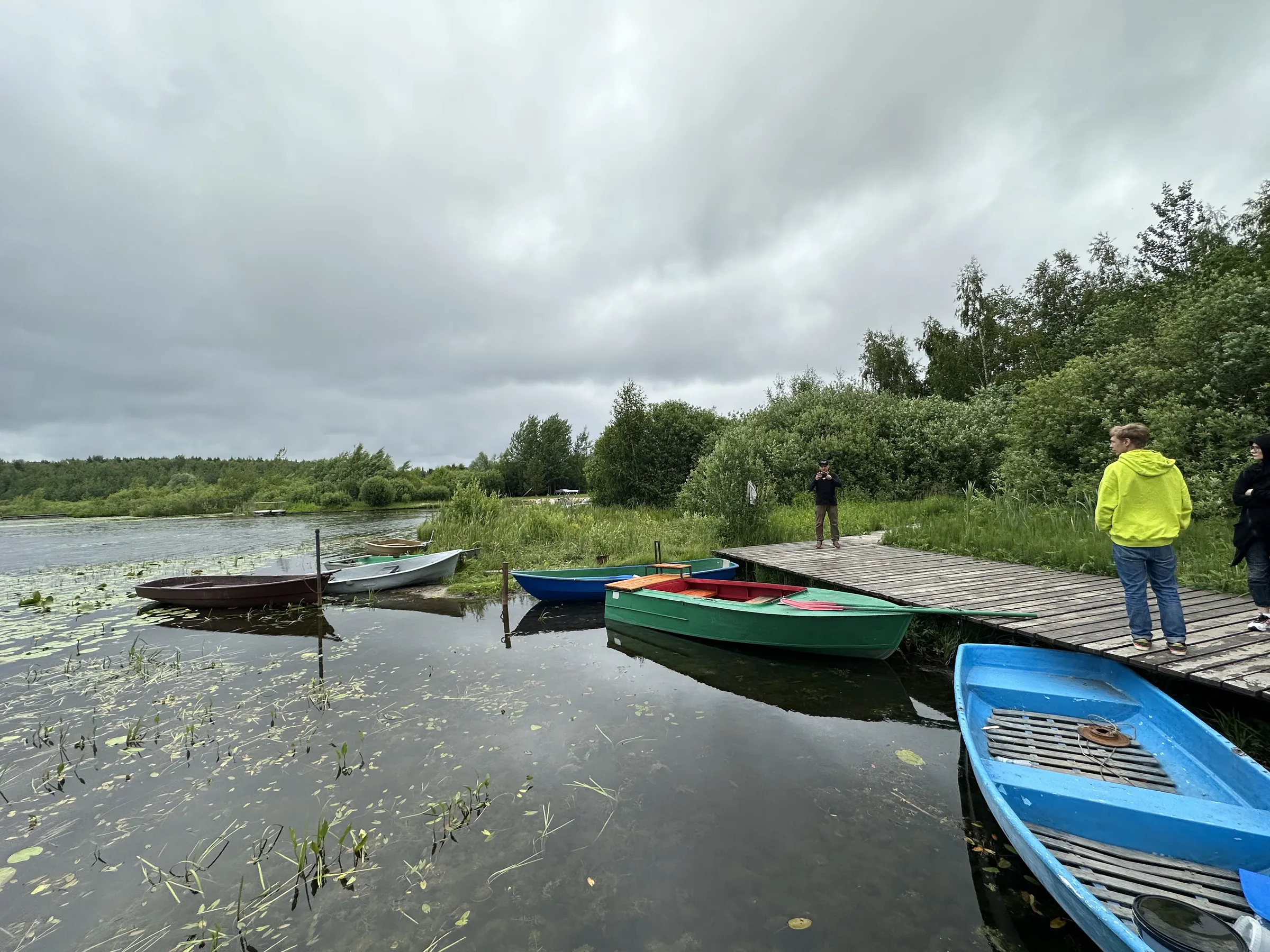 Причал у озера с лодками, фото 12