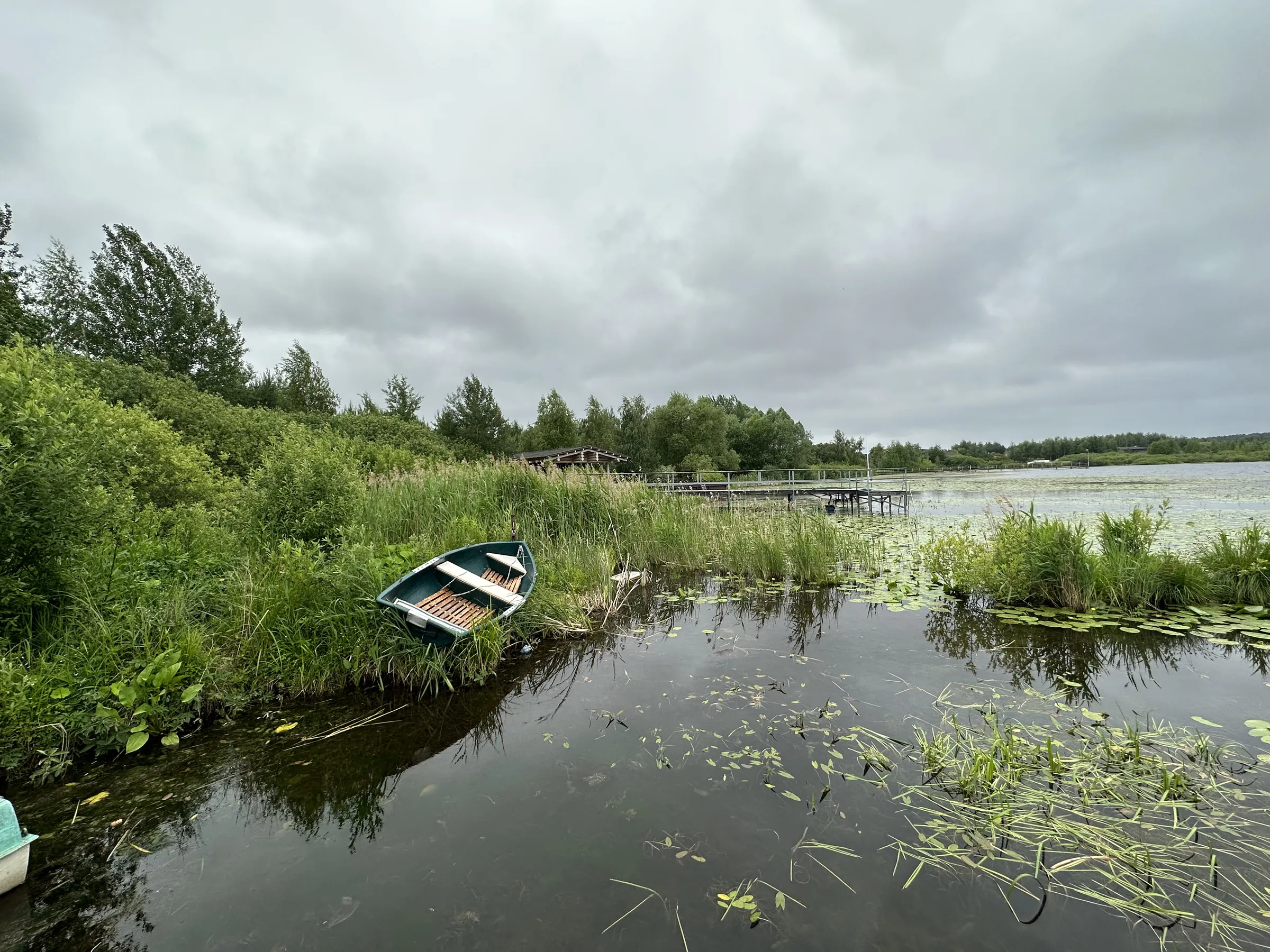 Причал у озера с лодками, фото 9