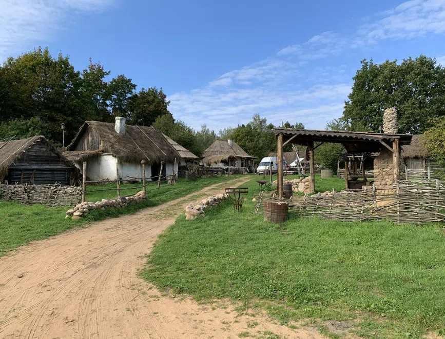 Этнографическая деревня с церковью, фото 2