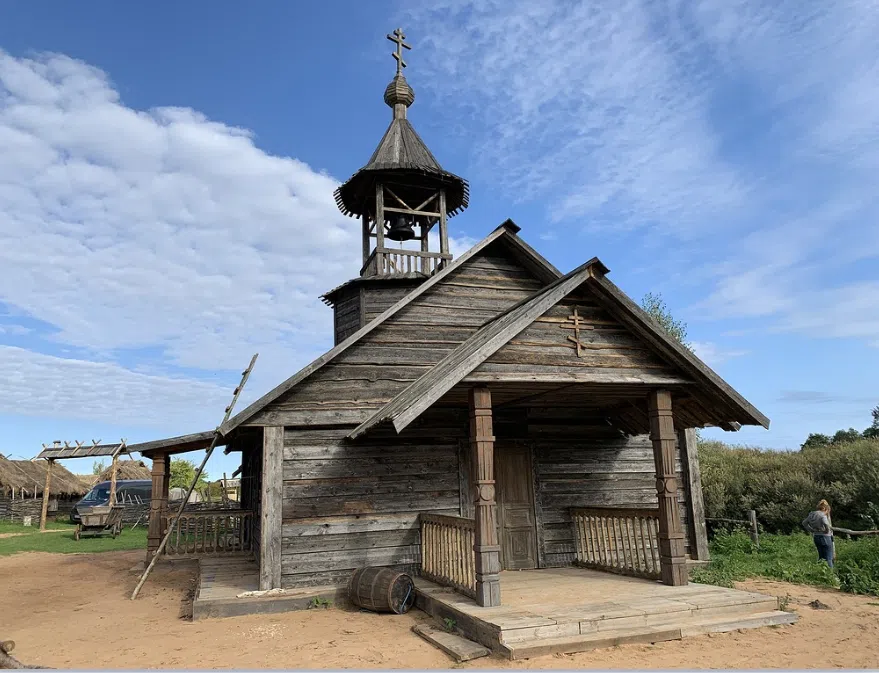 Этнографическая деревня с церковью, фото 1