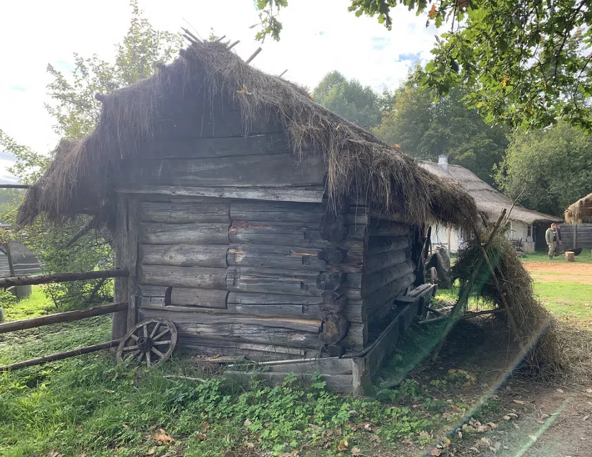 Этнографическая деревня с церковью, фото 7
