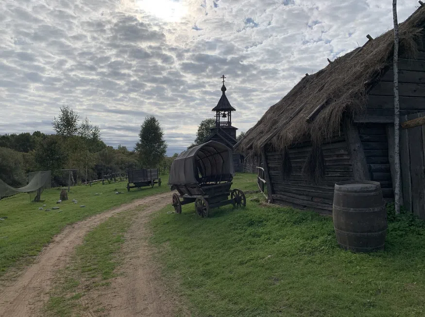 Этнографическая деревня с церковью, фото 14