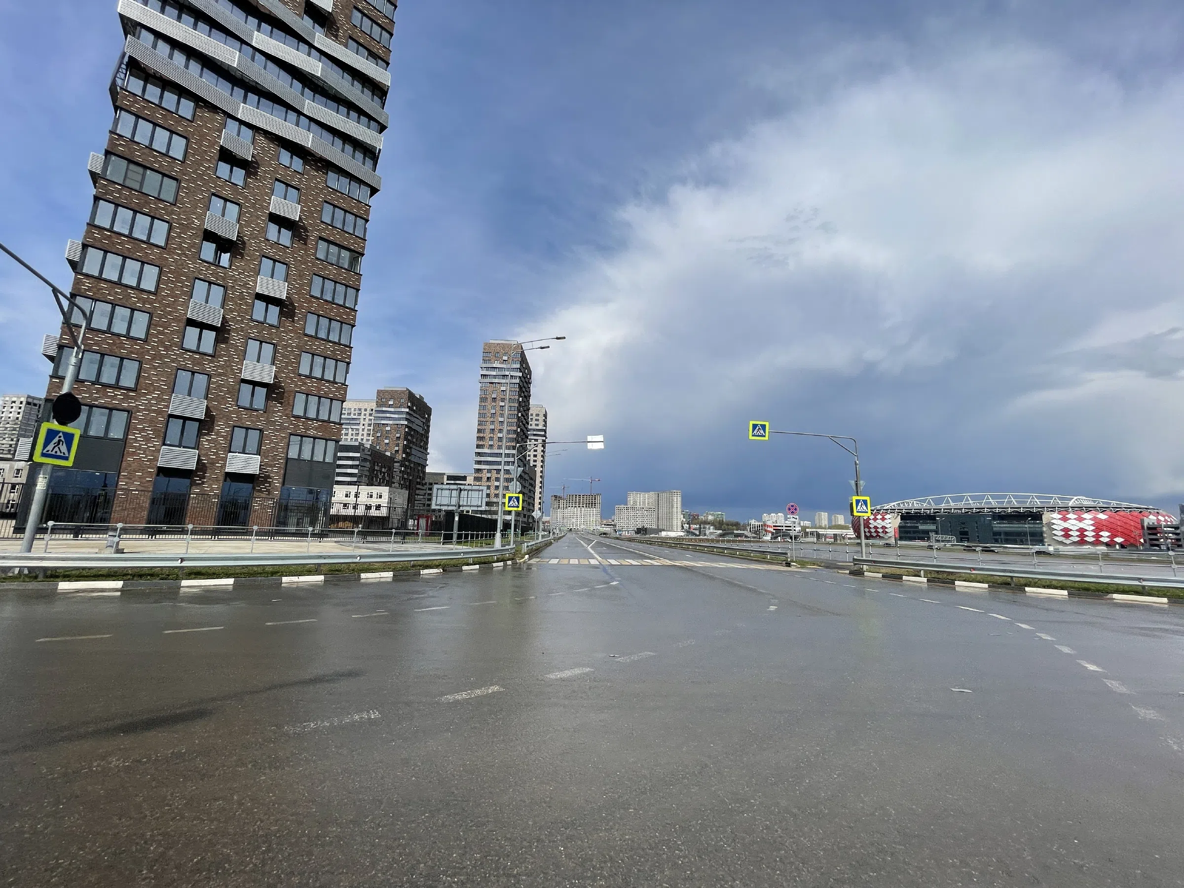 Городская улица с высотками, фото 18