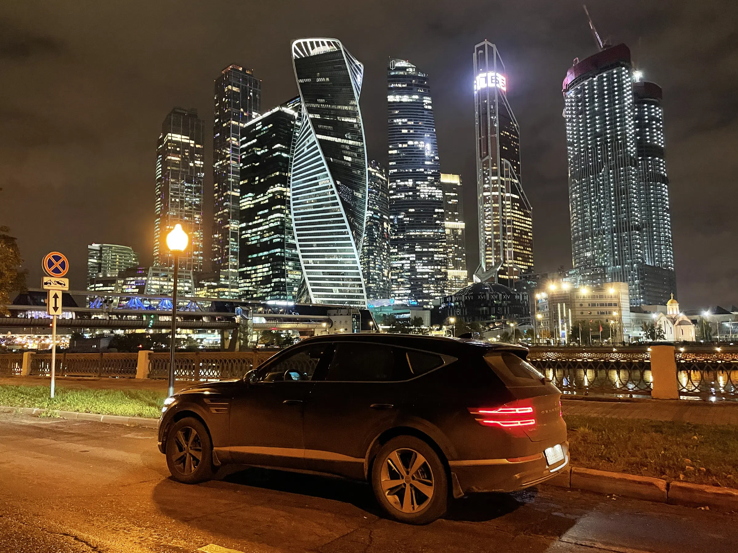 Ночной офис на набережной, фото 3