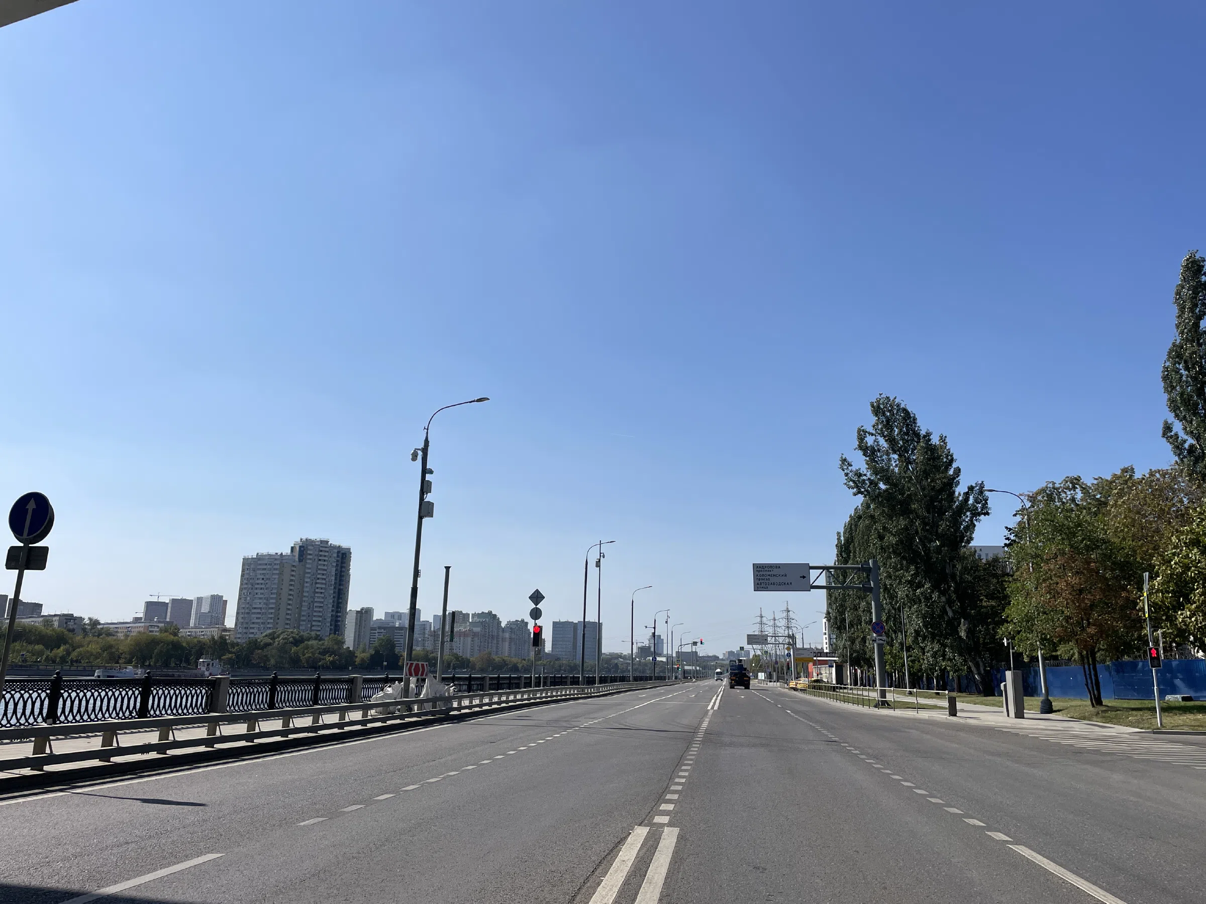 Широкая улица с видом на город, фото 3