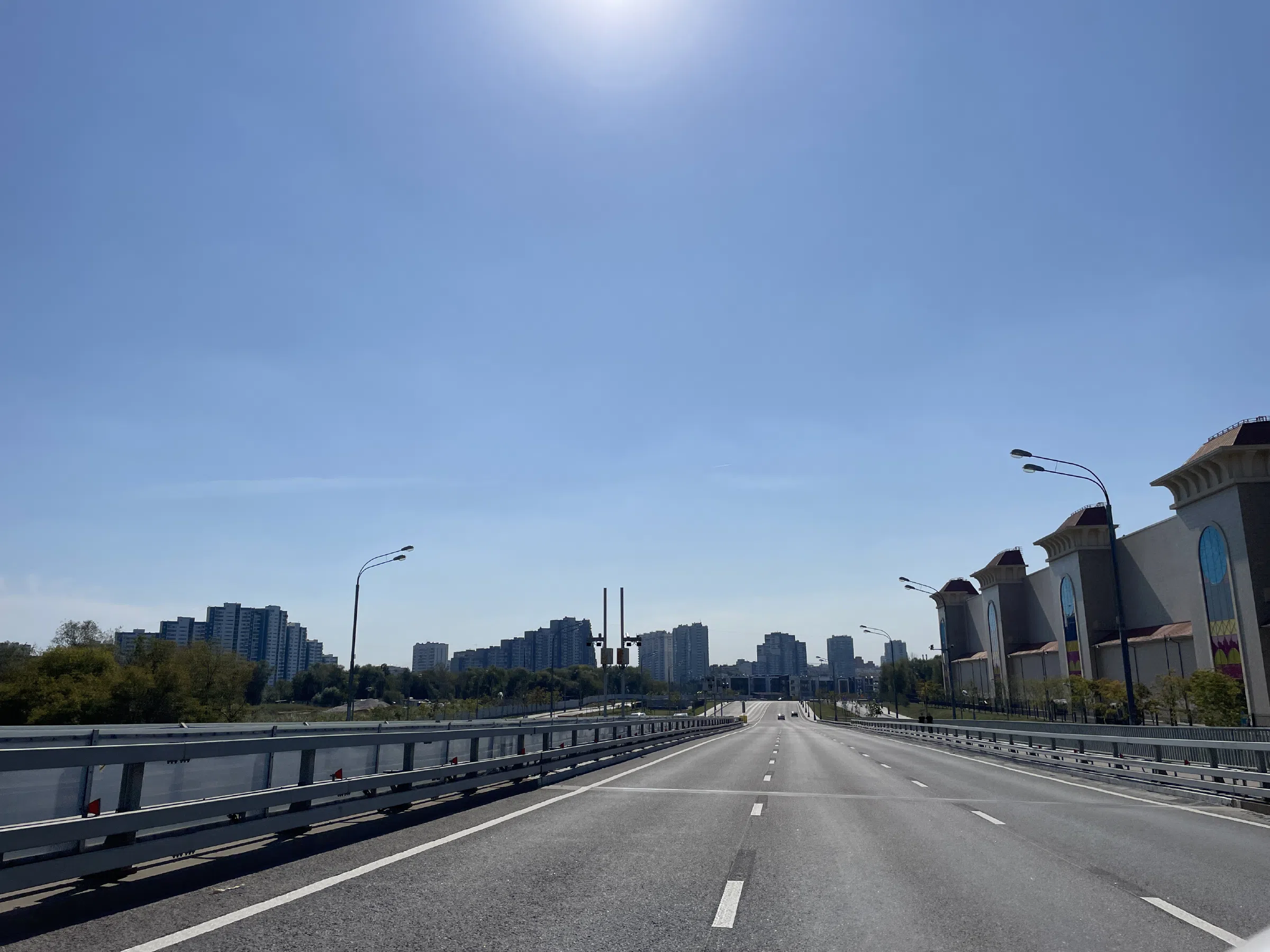 Широкая улица с видом на город, фото 1