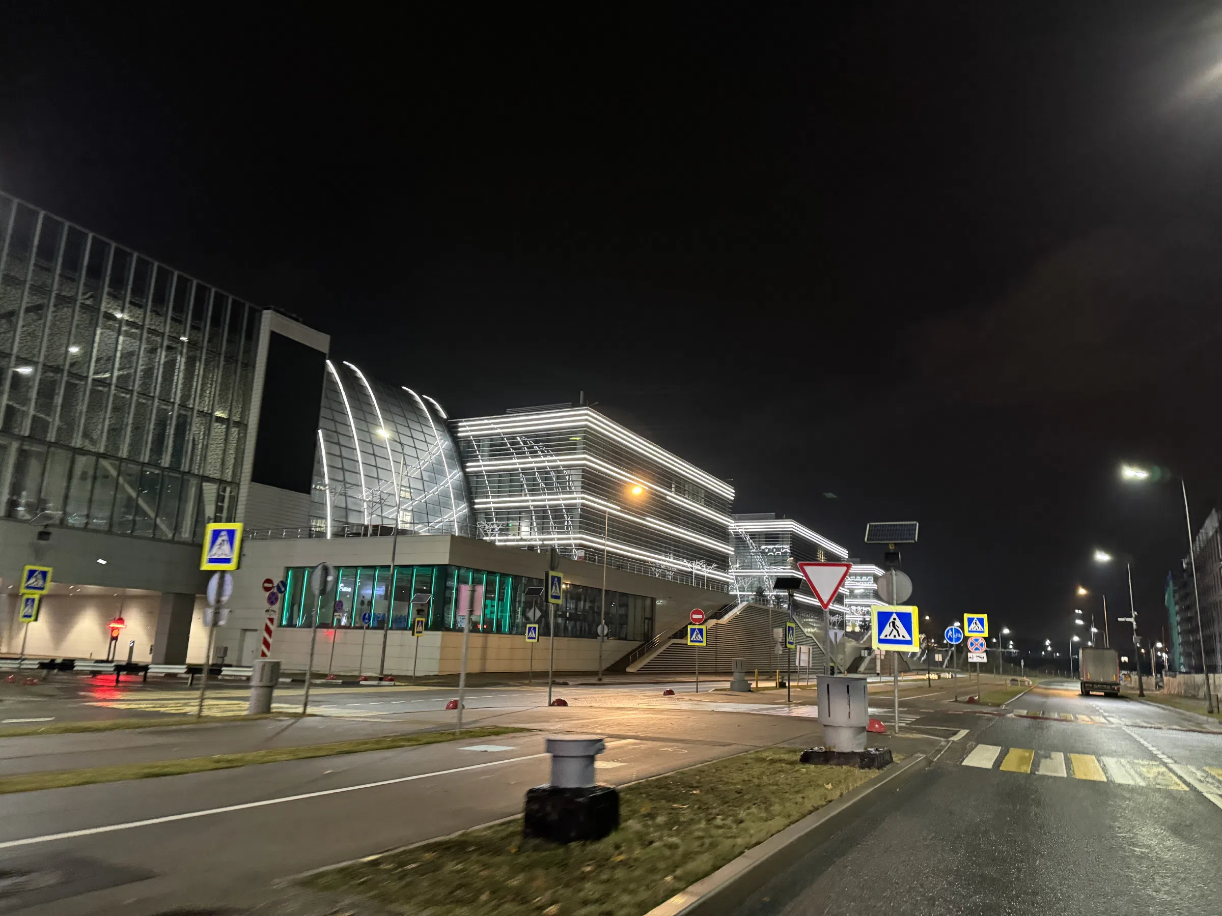 Дорога в технопарке ночью, фото 12