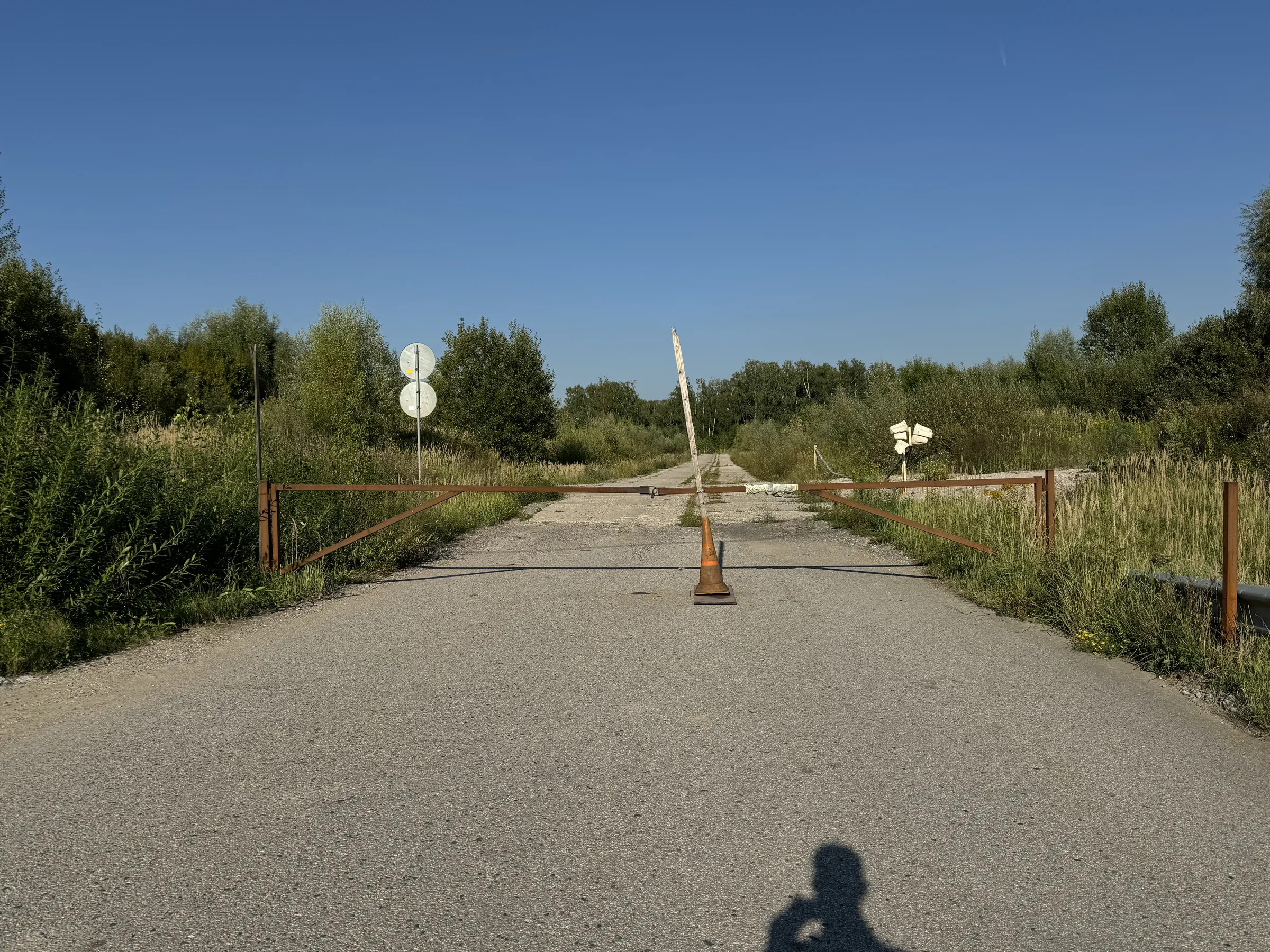 Бетонная дорога в поле, фото 1