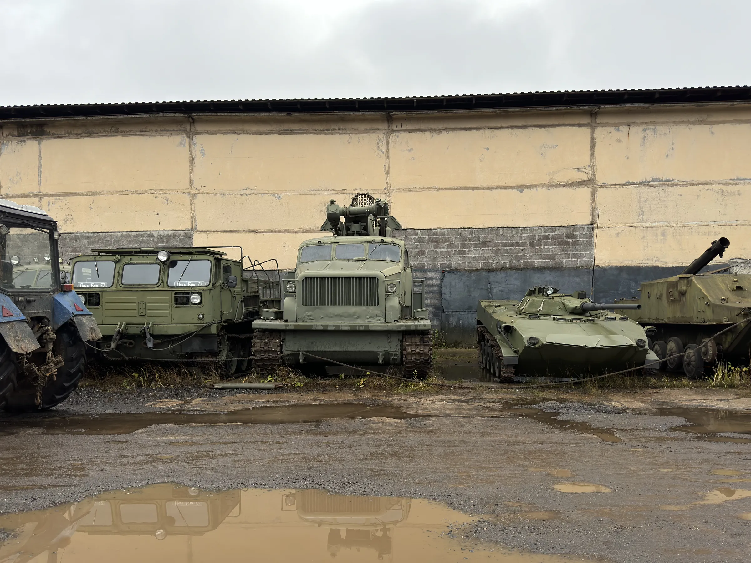 Ангар с военной техникой, фото 6