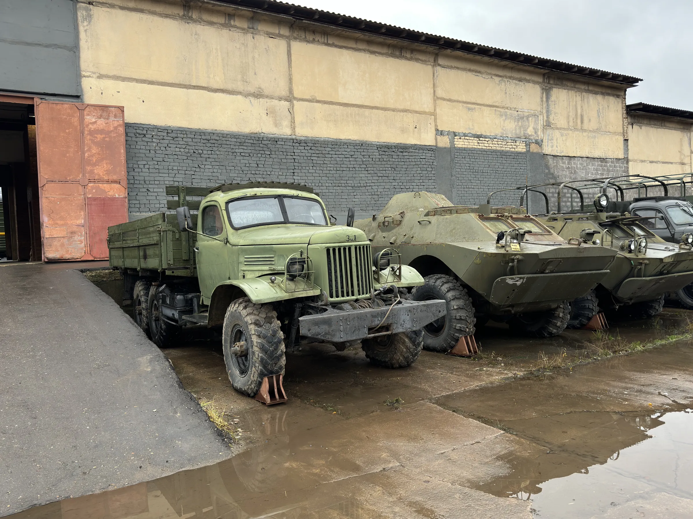 Ангар с военной техникой, фото 2
