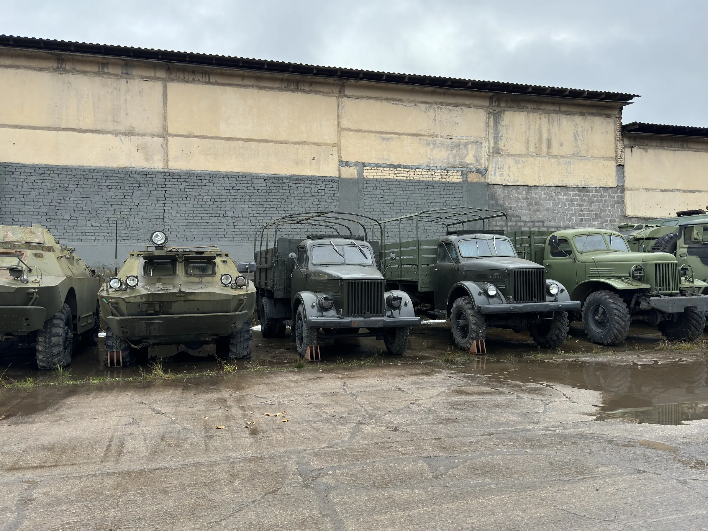 Ангар с военной техникой, фото 3