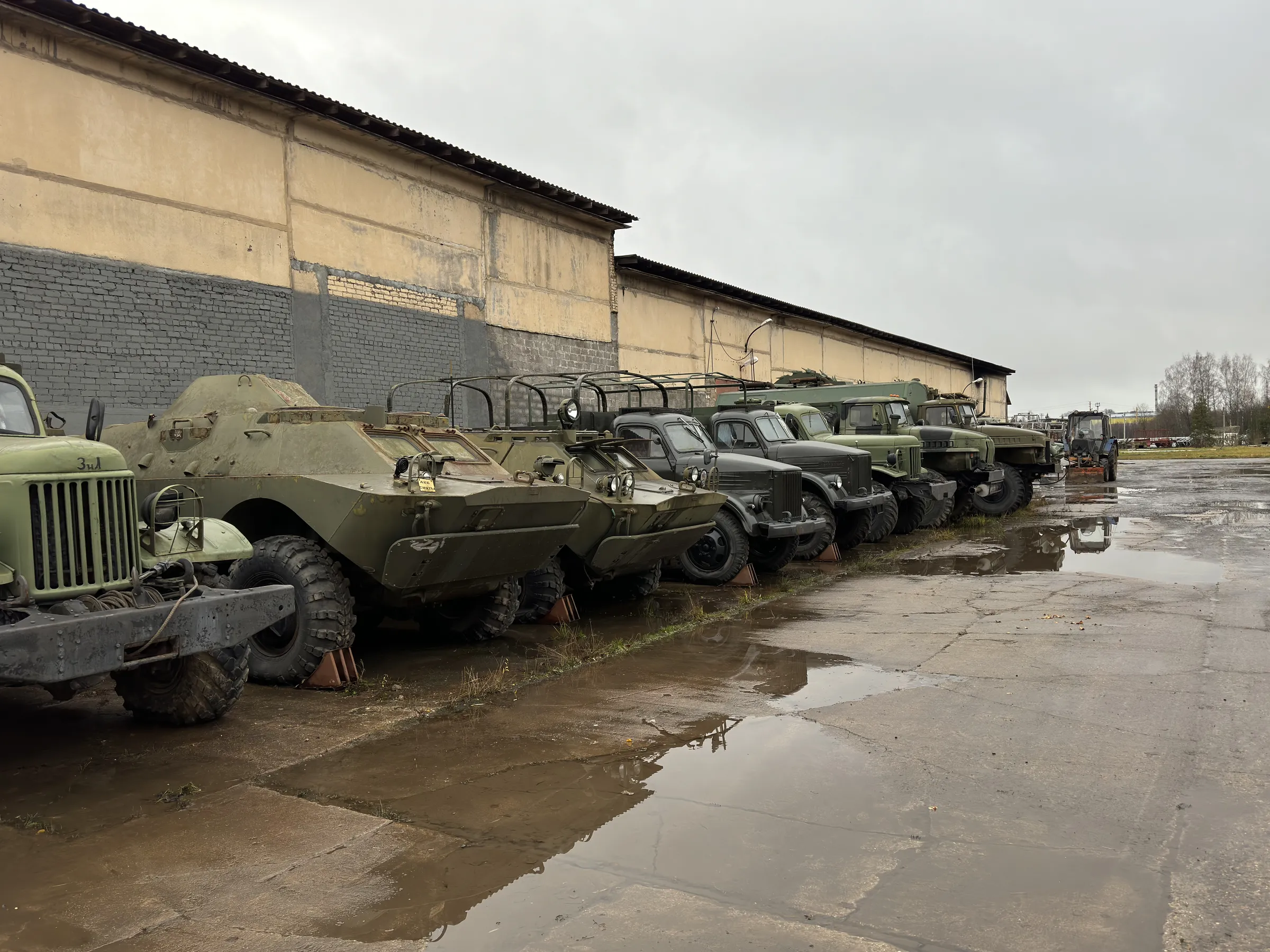 Ангар с военной техникой, фото 1