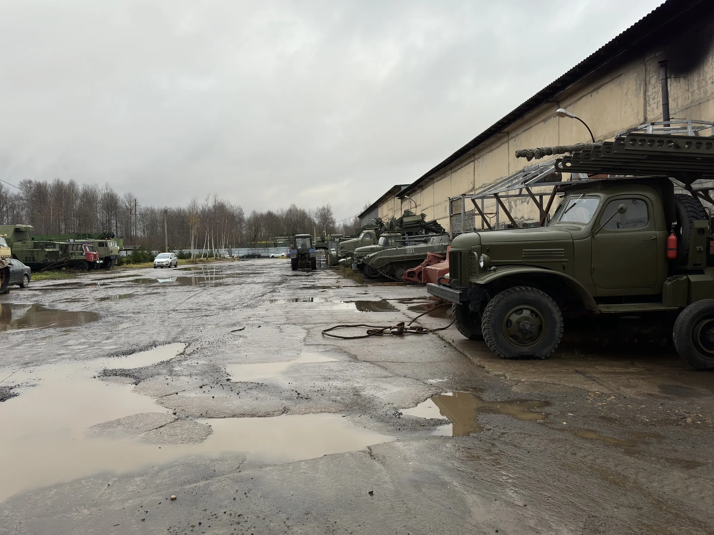 Ангар с военной техникой, фото 12