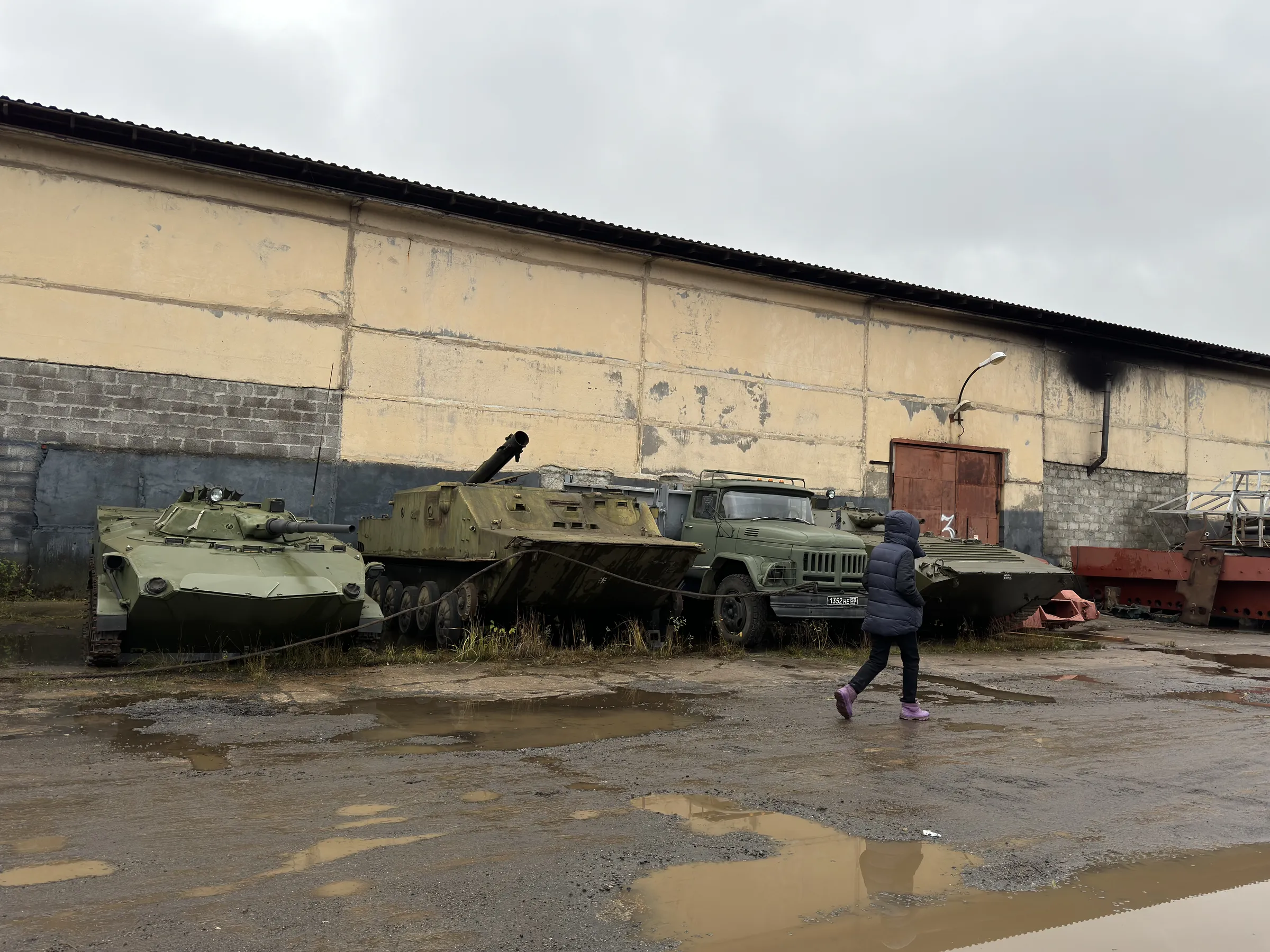 Ангар с военной техникой, фото 7