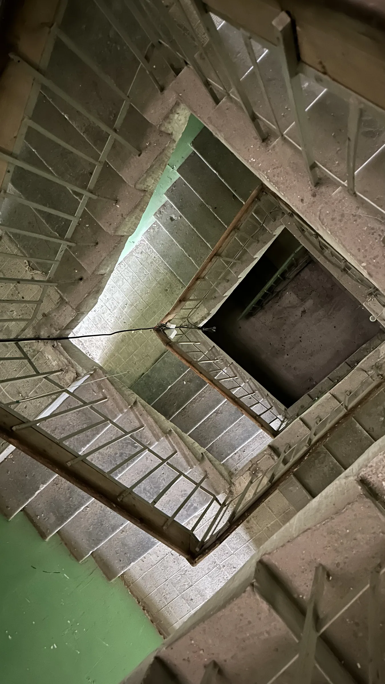 Заброшенная красная пятиэтажка, фото 16