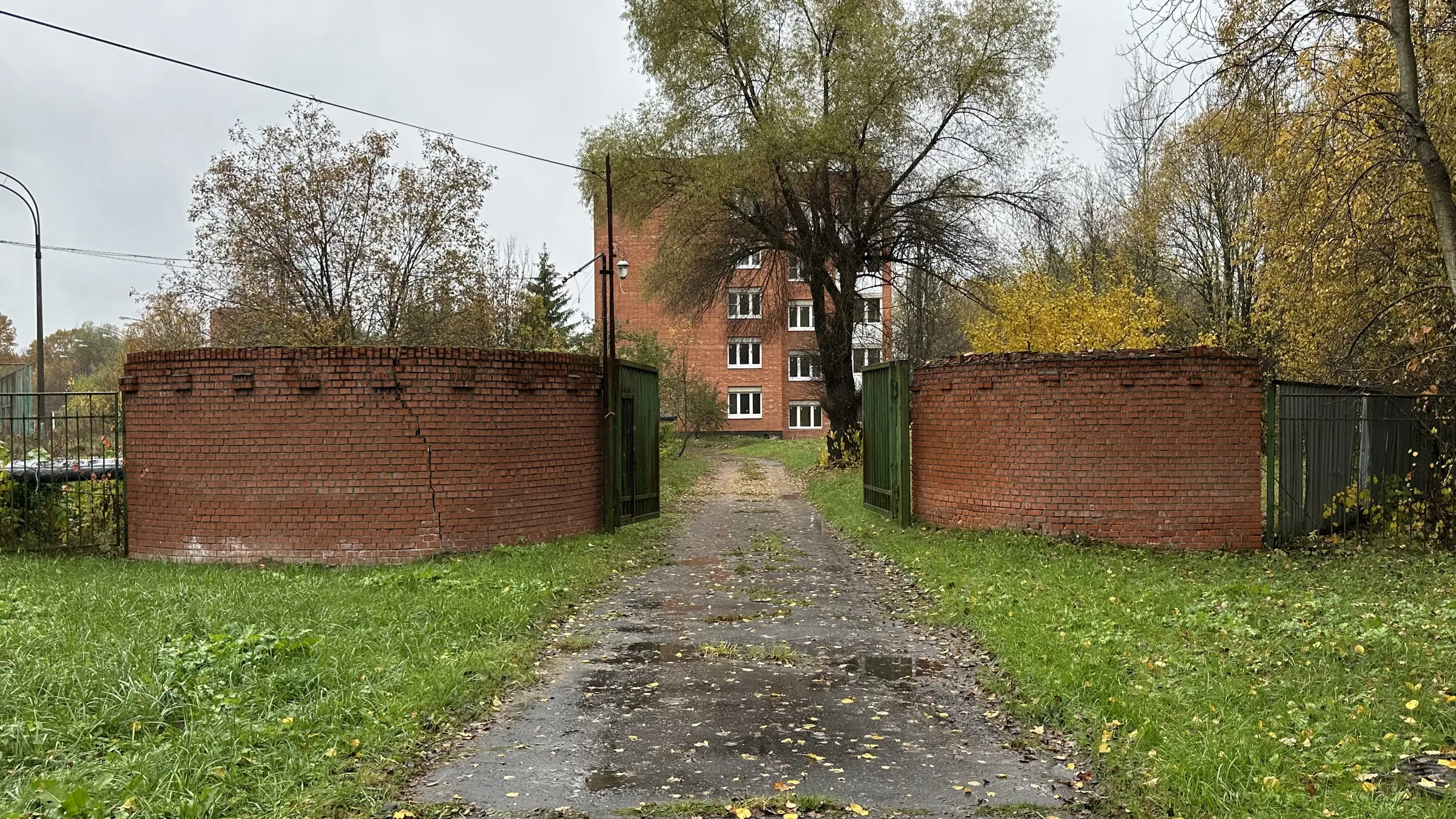 Заброшенная красная пятиэтажка, фото 18