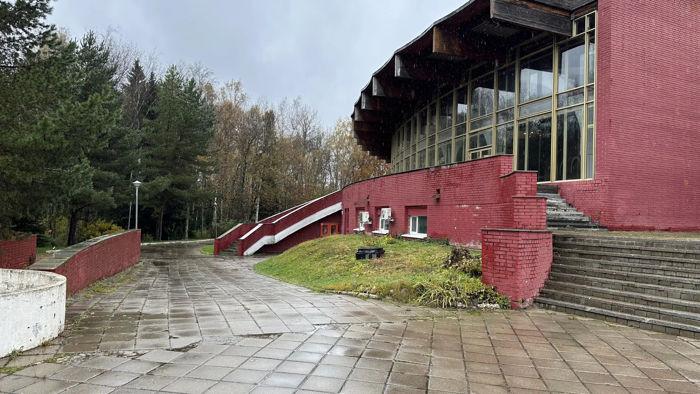 Концертный зал в стиле советского модернизма, фото 16