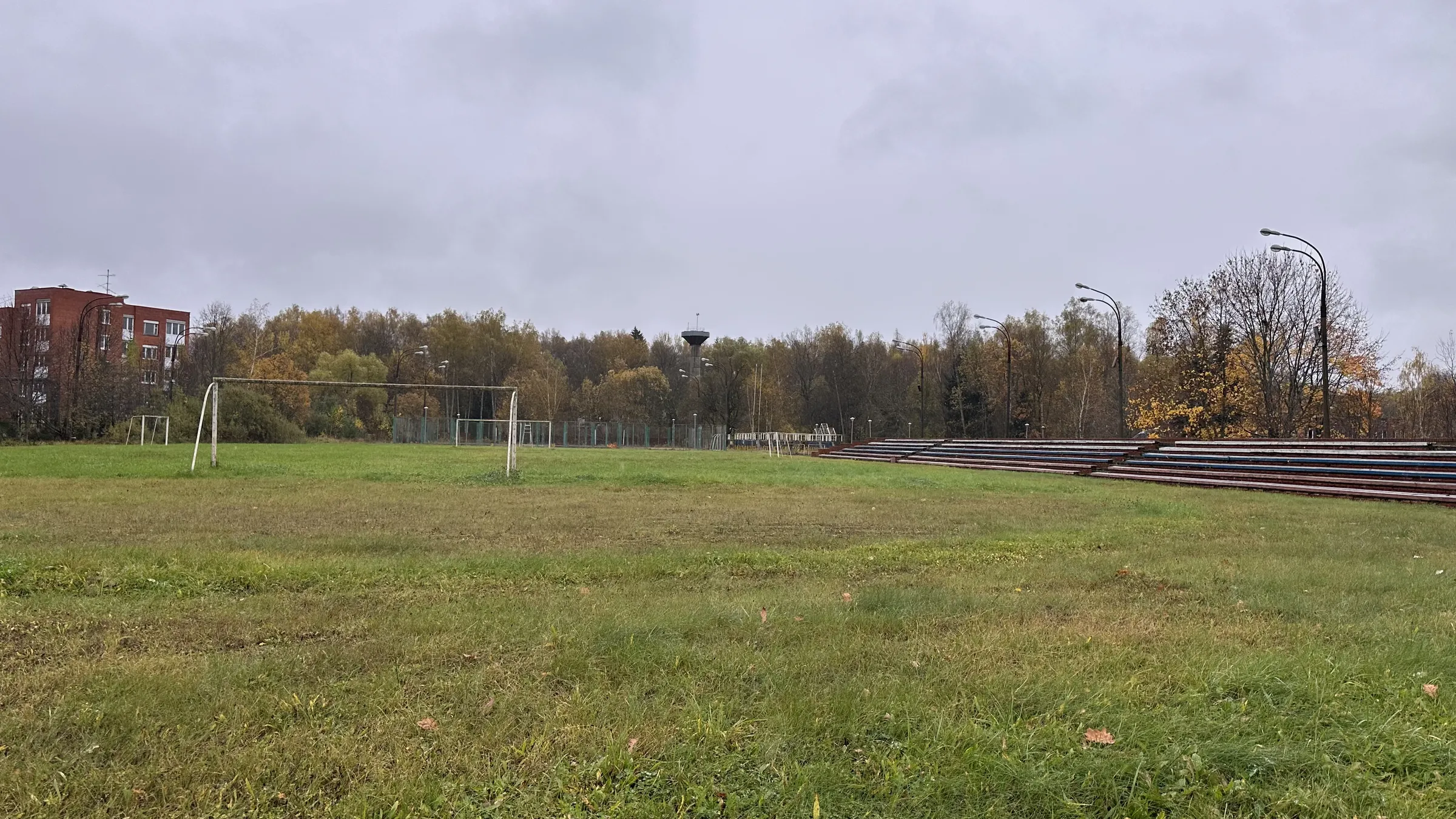 Старый стадион в парке, фото 1