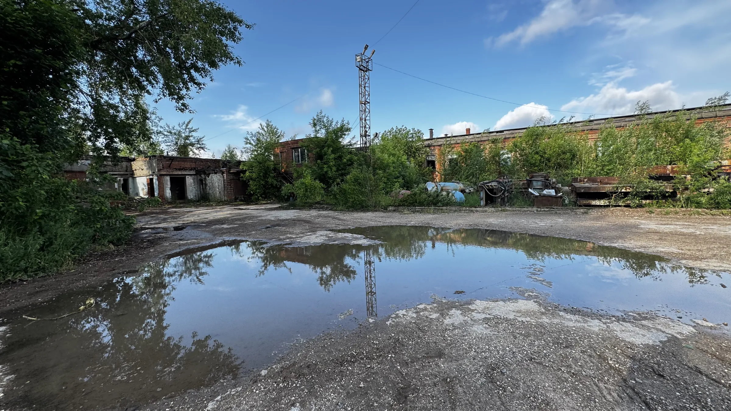 Заводская территория с трубами, фото 14