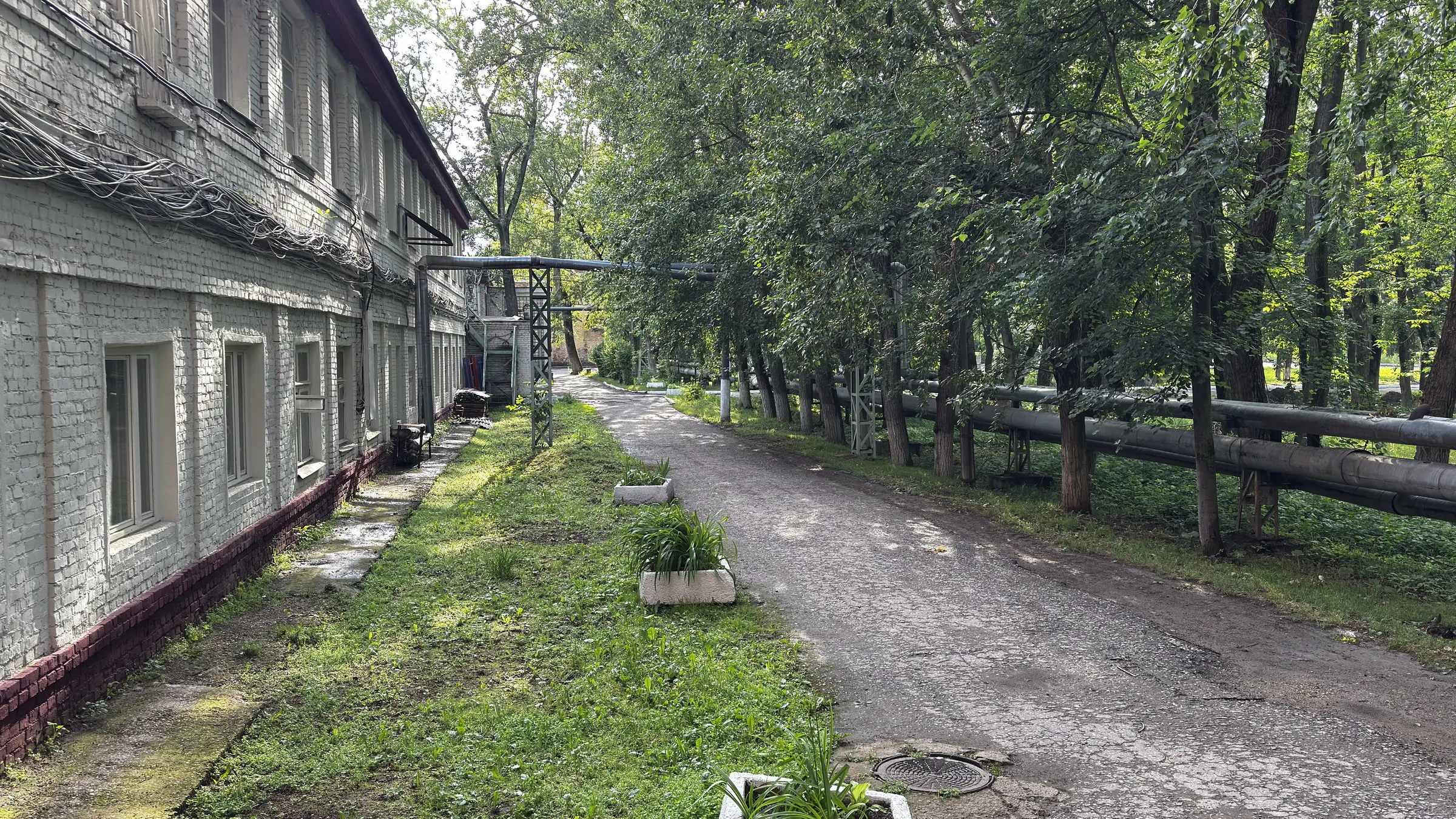 Заводская территория с трубами, фото 1