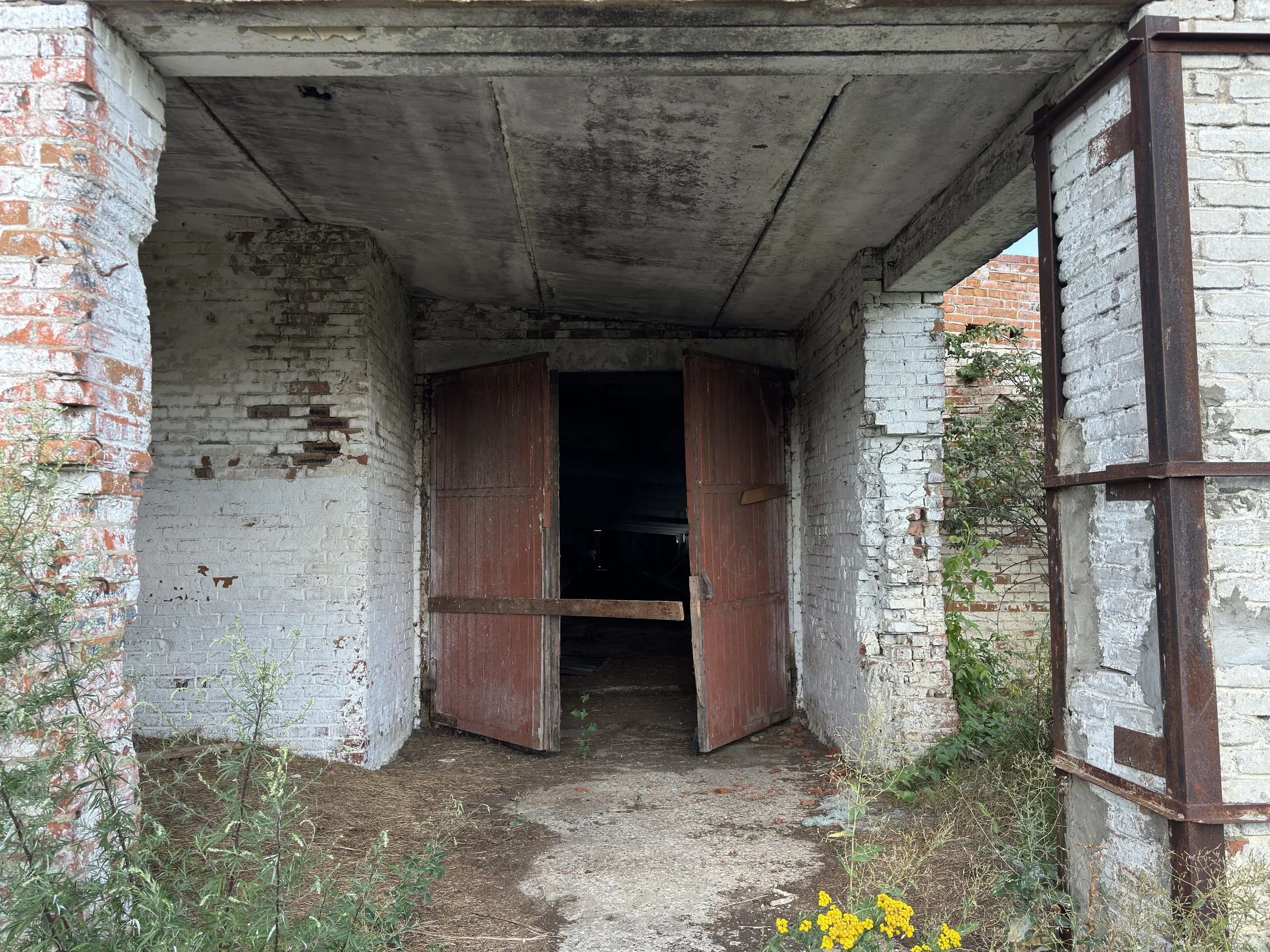 Заброшенный заводской двор, фото 12