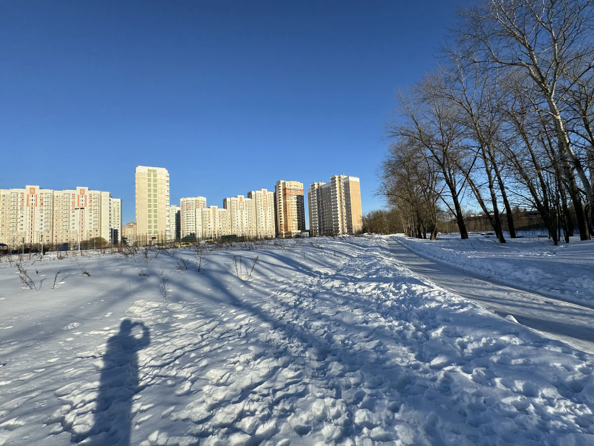 Поле со снегом и новостройками, фото 6