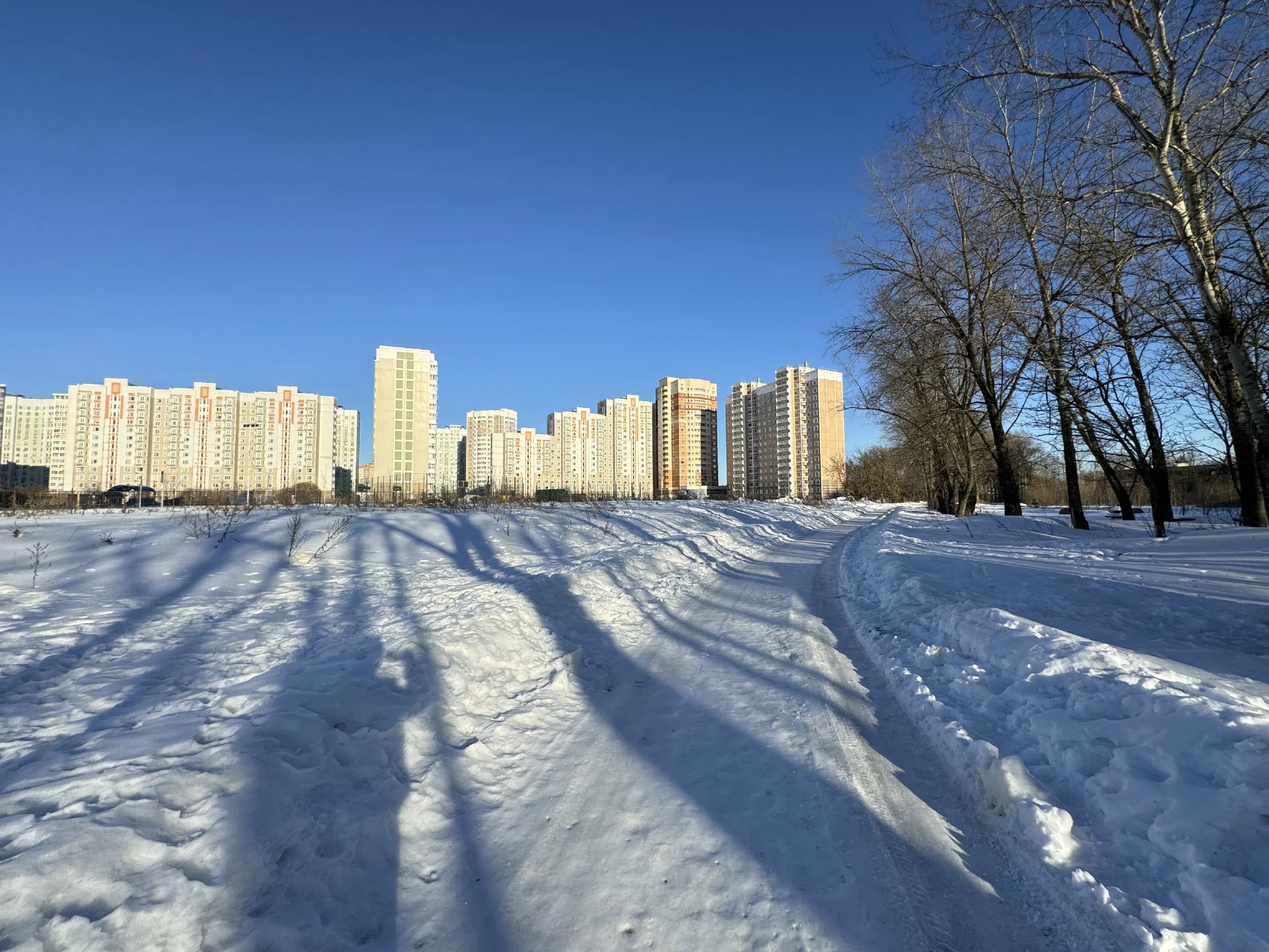 Поле со снегом и новостройками, фото 7