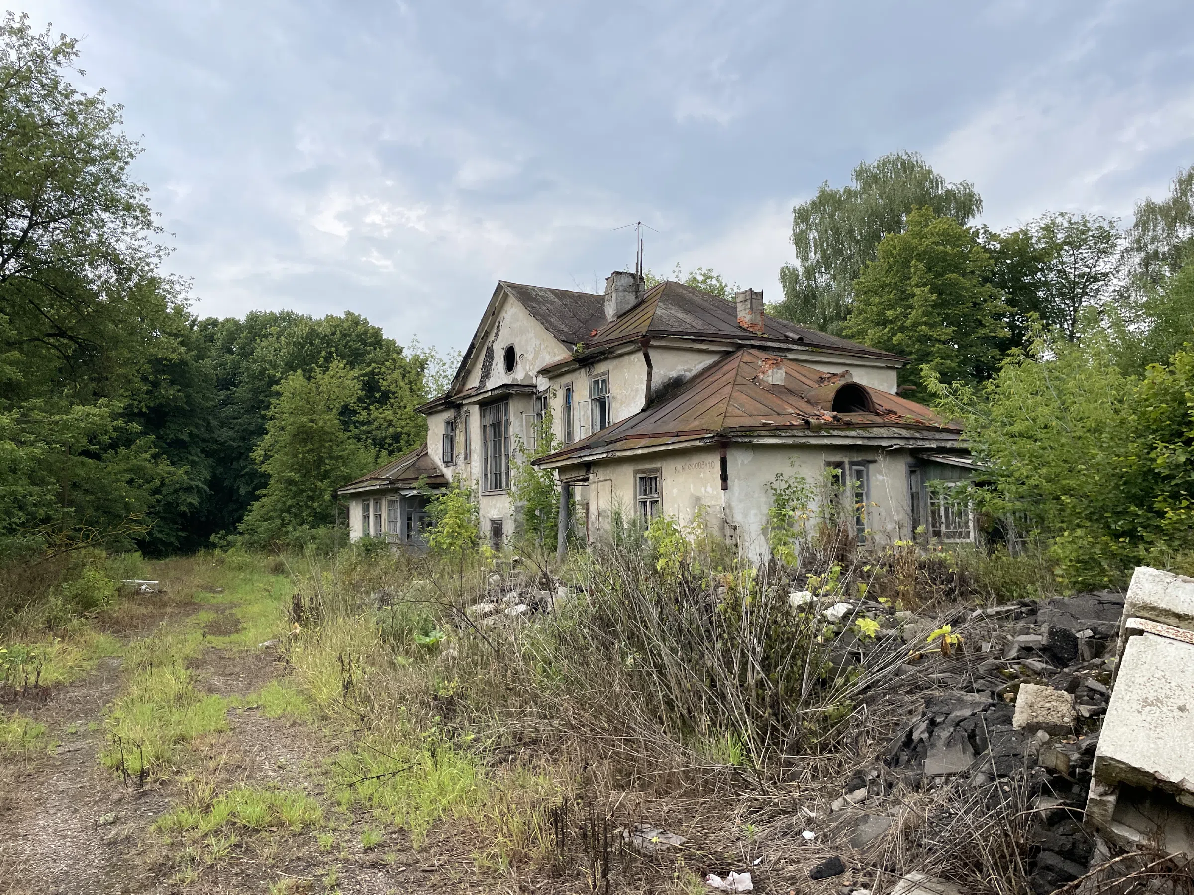 Заброшенная усадьба в лесу, фото 5