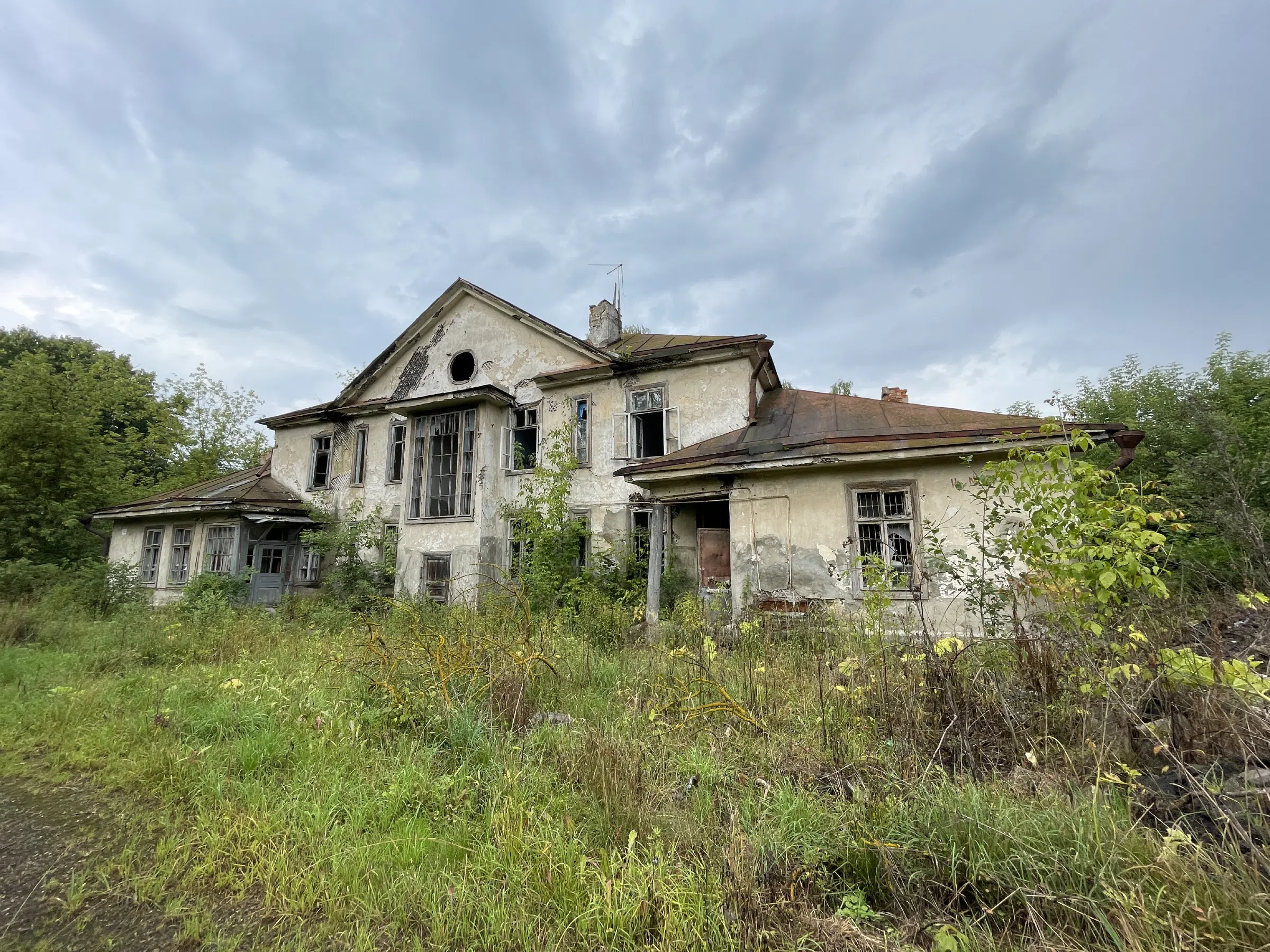 Заброшенная усадьба в лесу, фото 6