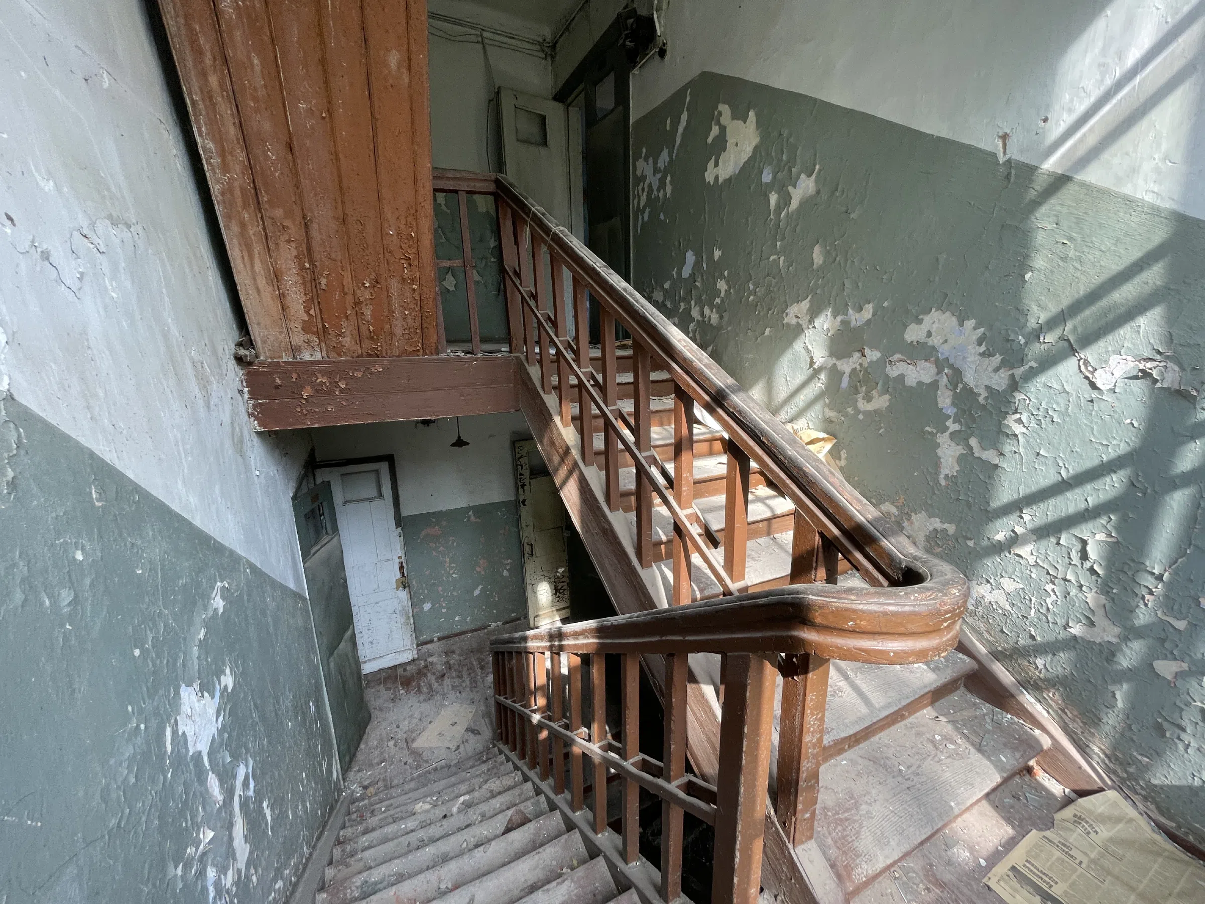 Заброшенная усадьба в лесу, фото 19