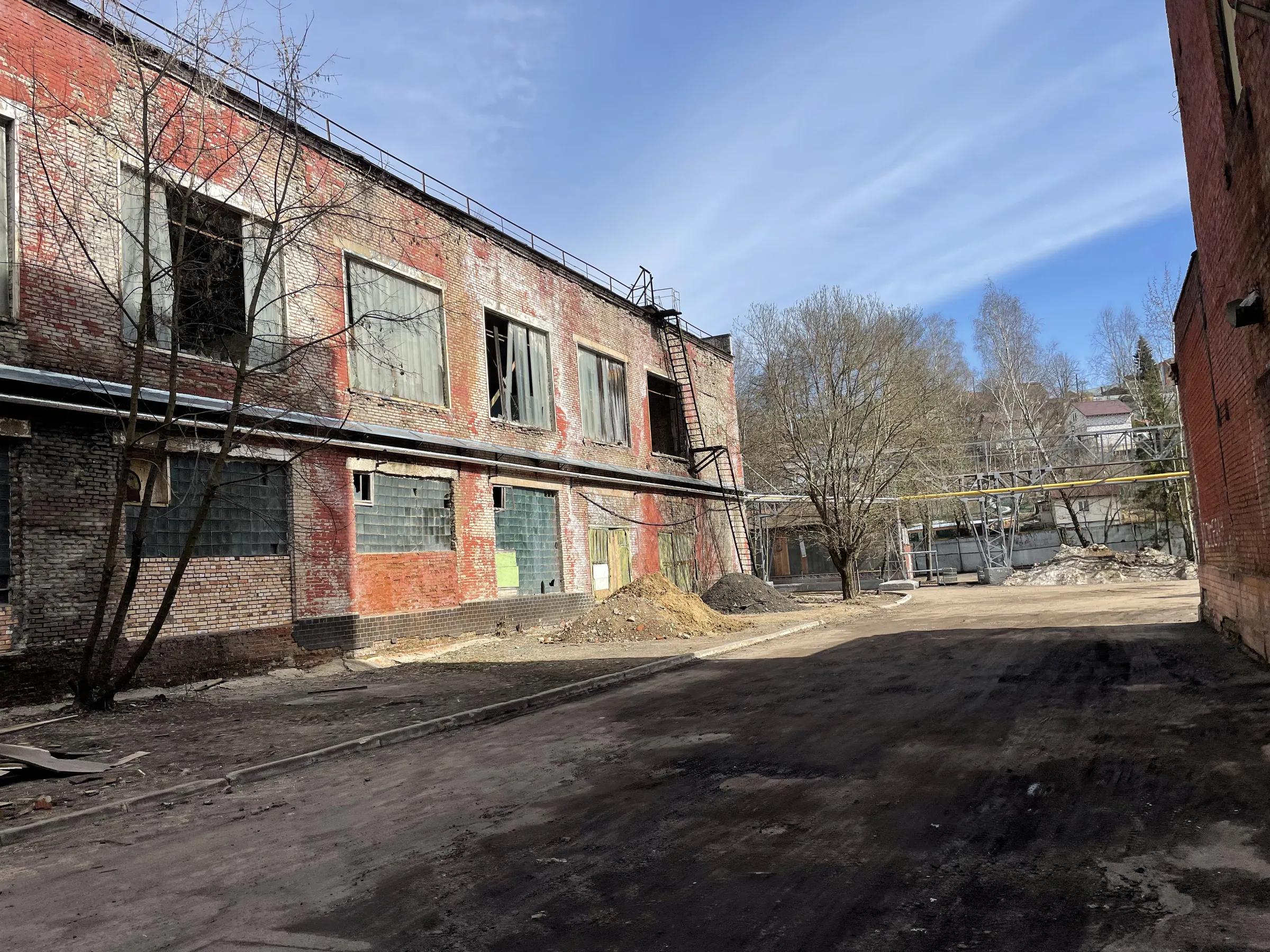 Старый завод с трубой, фото 9