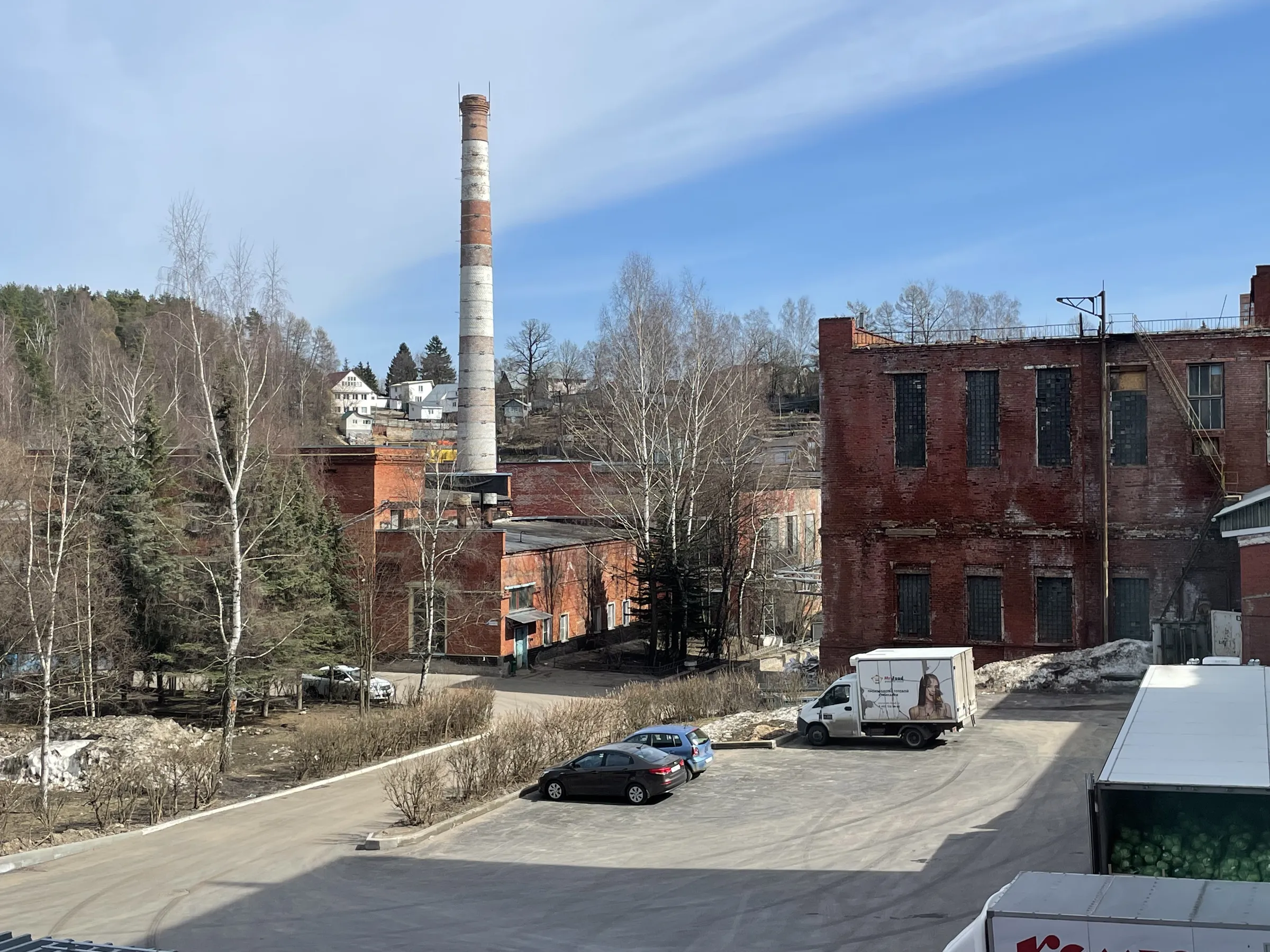 Старый завод с трубой, фото 1